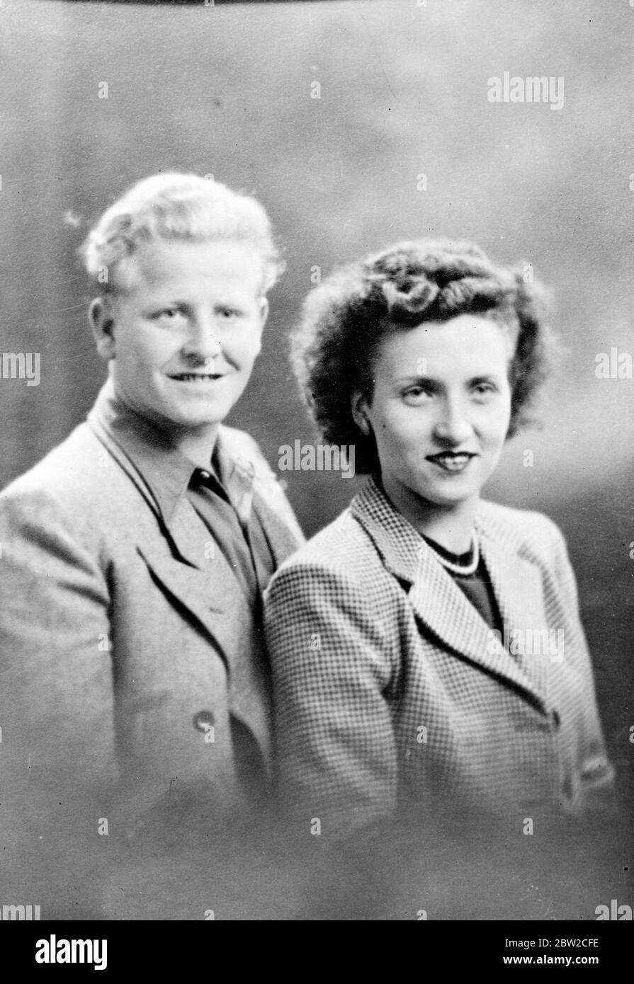 Sergeant Reginald Watters aus Leeds mit seiner deutschen Frau Maria Mia Winegar. Sie heirateten in Leeds irgendwann im Jahr 1947. Er wurde vor 18 Monaten in einem deutschen Barackblock aufgehängt aufgefunden. Sein Körper soll in Deutschland exhumiert werden. 1940er Jahre [Sergeant Frederick Emmett Dunne, vom 8. Ausbildungsbataillon, REME, stationiert in Taunton, Somerset wurde gestern in Bow Street wegen der Ermordung von Sergeant Reginald Watters, in Duisberg, Deutschland, am 30. November 1953 angeklagt. Er wird heute vor Gericht erscheinen. Sieben Monate nach der Inquest auf Sergeant Watters heiratete seine in Deutschland geborene Witwe Maria Sergeant Dunne. Stockfoto