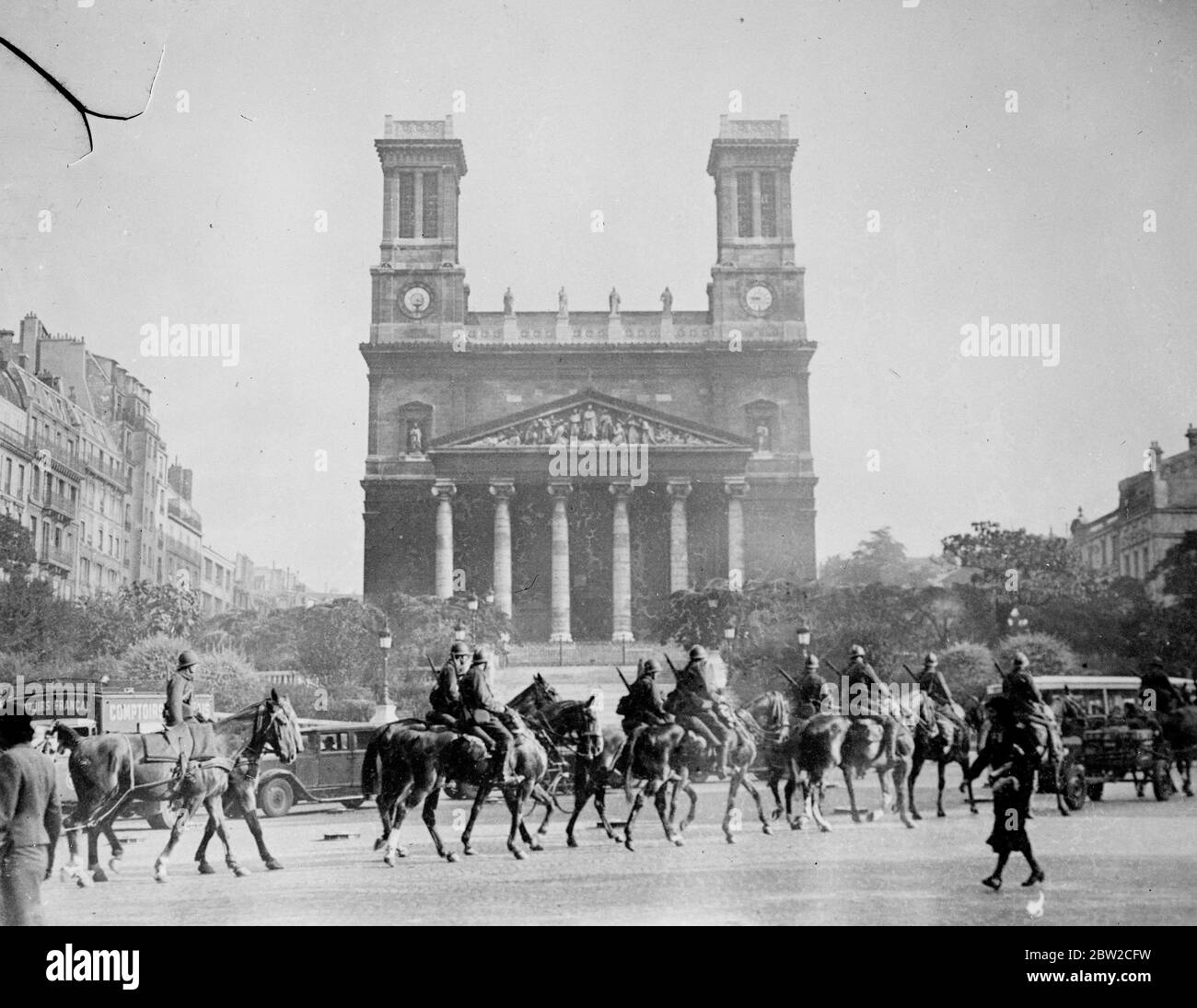 In Frankreich wurde eine allgemeine Mobilisierung ausgerufen und ein Belagerungszustand errichtet. Foto zeigt französische Kavallerie, die auf dem Weg zu ihrem Bahnhof an der Kirche des heiligen Vinzenz von Paul in Paris vorbeigeht. September 1939 Stockfoto