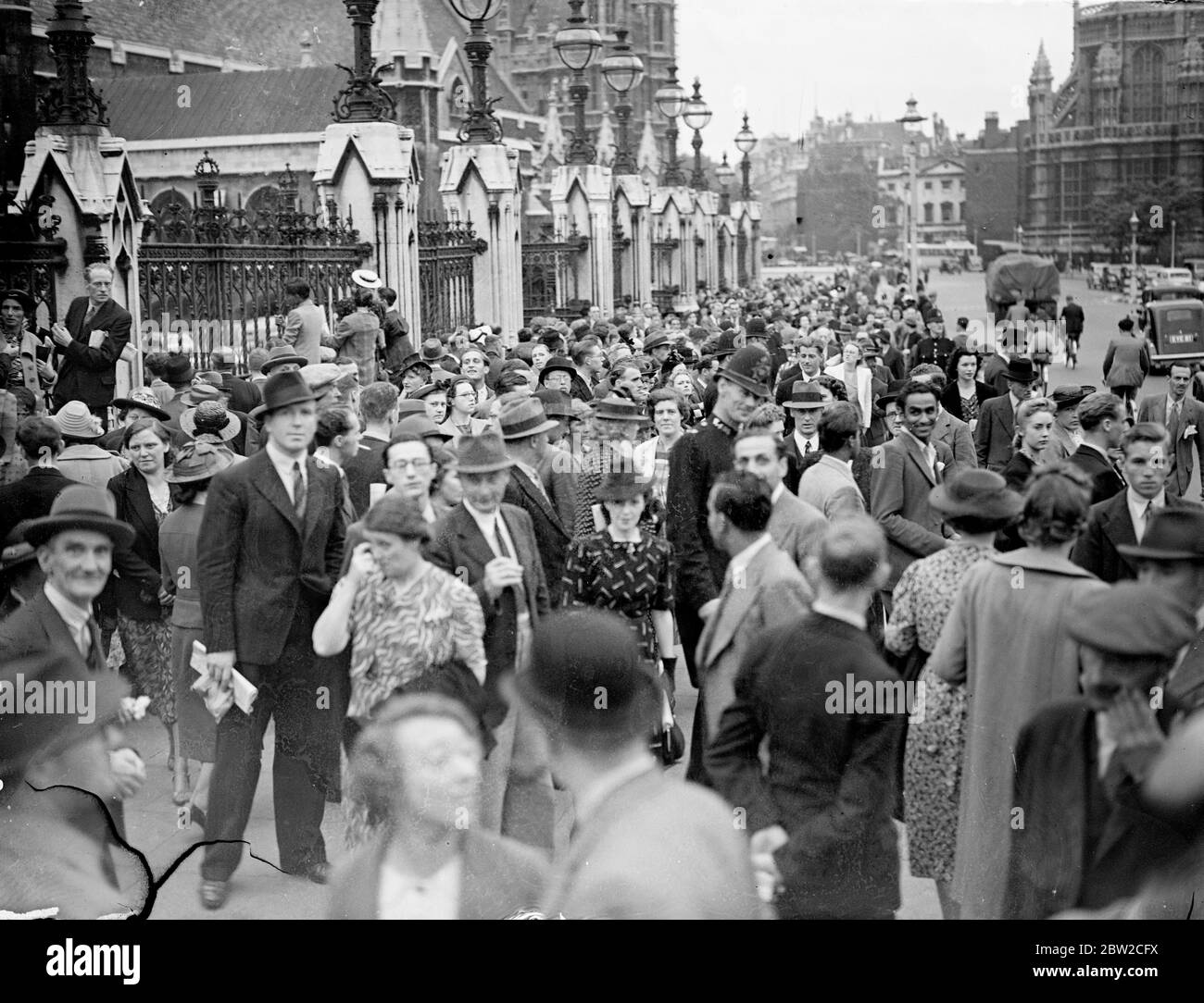 Die Menge versammelt sich vor dem Parlament, als sich beide Häuser heute Nachmittag (Samstag) trafen, um den Gesetzentwurf zu verabschieden, der die Regierung ermächtigt, Männer im Alter von 18 bis 41 Jahren einzuschreiben. September 1939 Stockfoto