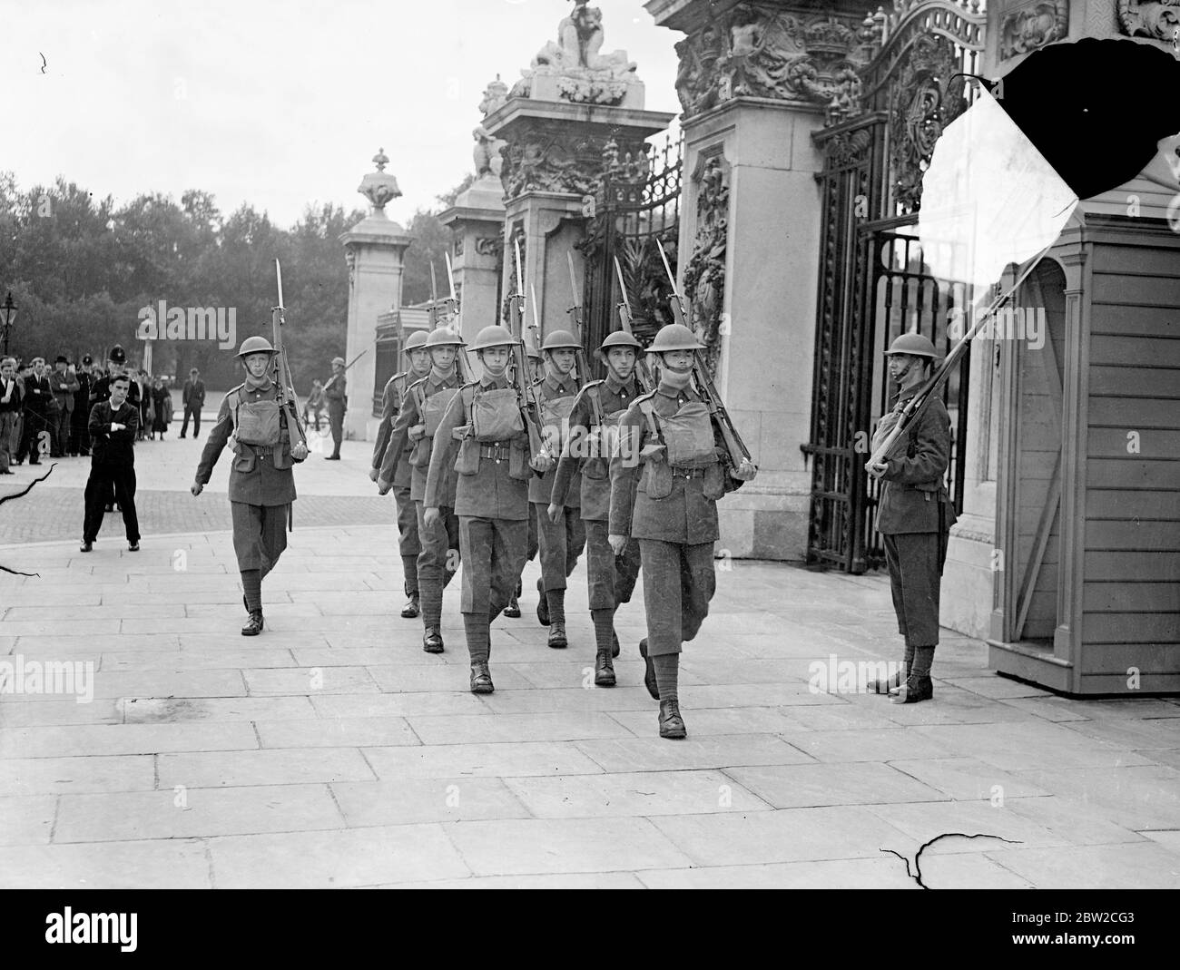 Die Wachen trugen Stahlhelme während der Wachablösung im Buckingham Palace. September 1939 Stockfoto