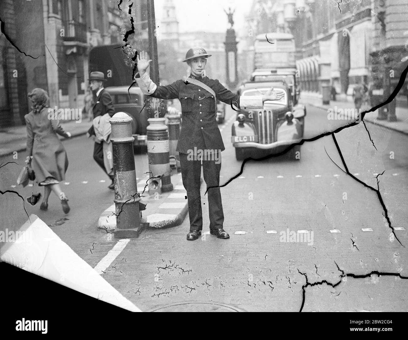 Die Polizei in der City of London ist jetzt mit Stahlhelmen im Einsatz. Ein Polizist, der den Verkehr lenkt. September 1939 Stockfoto