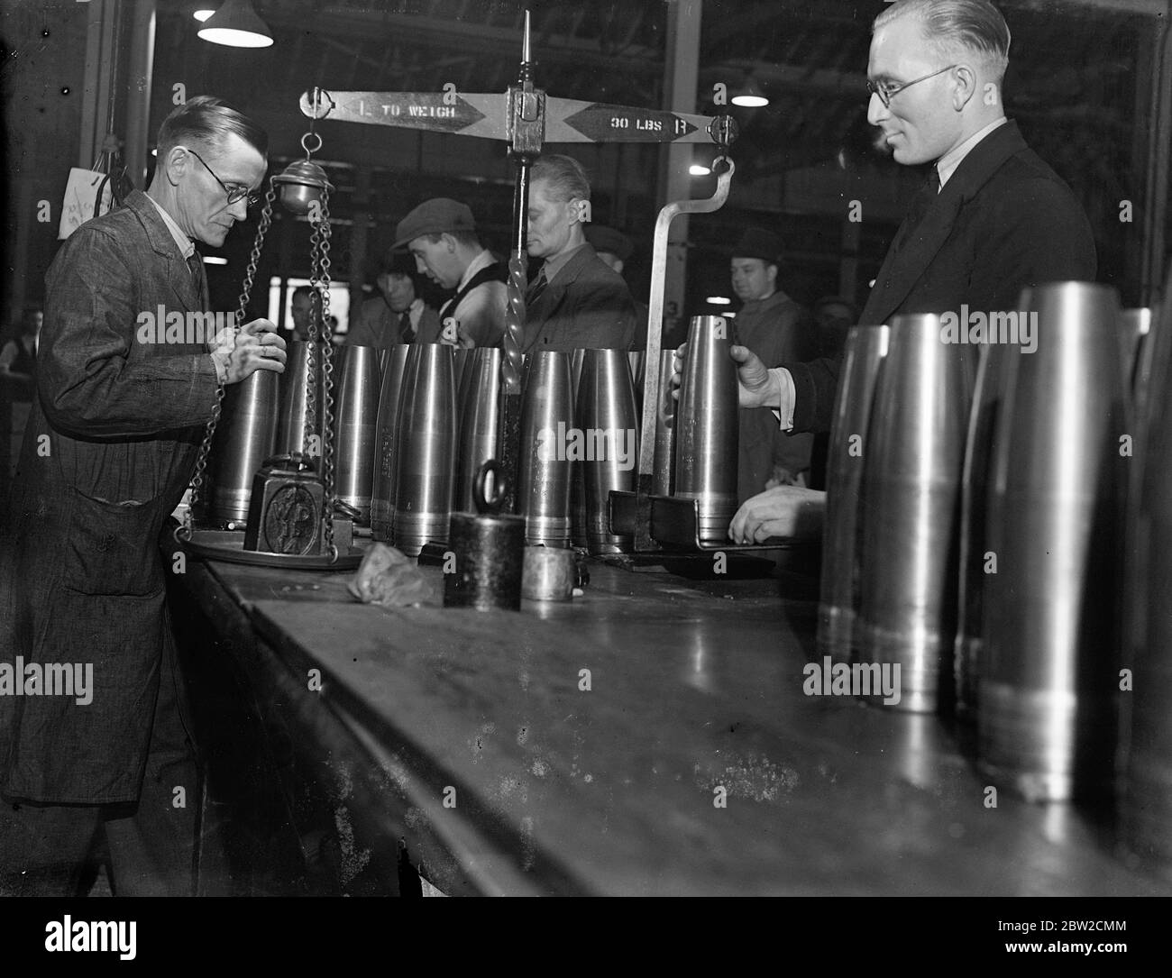 Wo Großbritannien den Sieg schmiedet. Diese Bilder wurden in einer Fabrik der Königlichen Verordnung des Versorgungsministeriums aufgenommen, wo Tausende von Arbeitern Waffen und Munition herstellen, die helfen werden, den Sieg Großbritanniens und seiner Alliierten zu sichern. Foto zeigt Wiegeschalen. 13. November 1939 Stockfoto