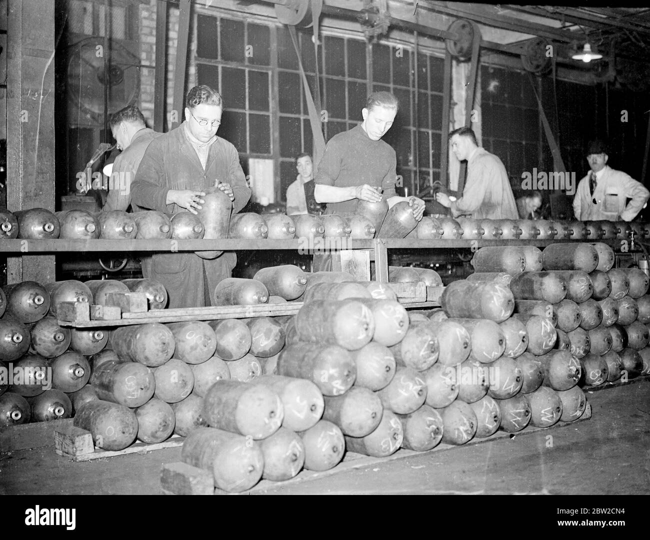 Schalen einer anderen Art. Männer arbeiten an Sauerstoffflaschen in einer britischen Shell-Fabrik - einer der größten Europas - irgendwo in England, wo Männer Tag und Nacht arbeiten, um Aufträge für das Versorgungsministerium zu erfüllen. 18. November 1939 Stockfoto