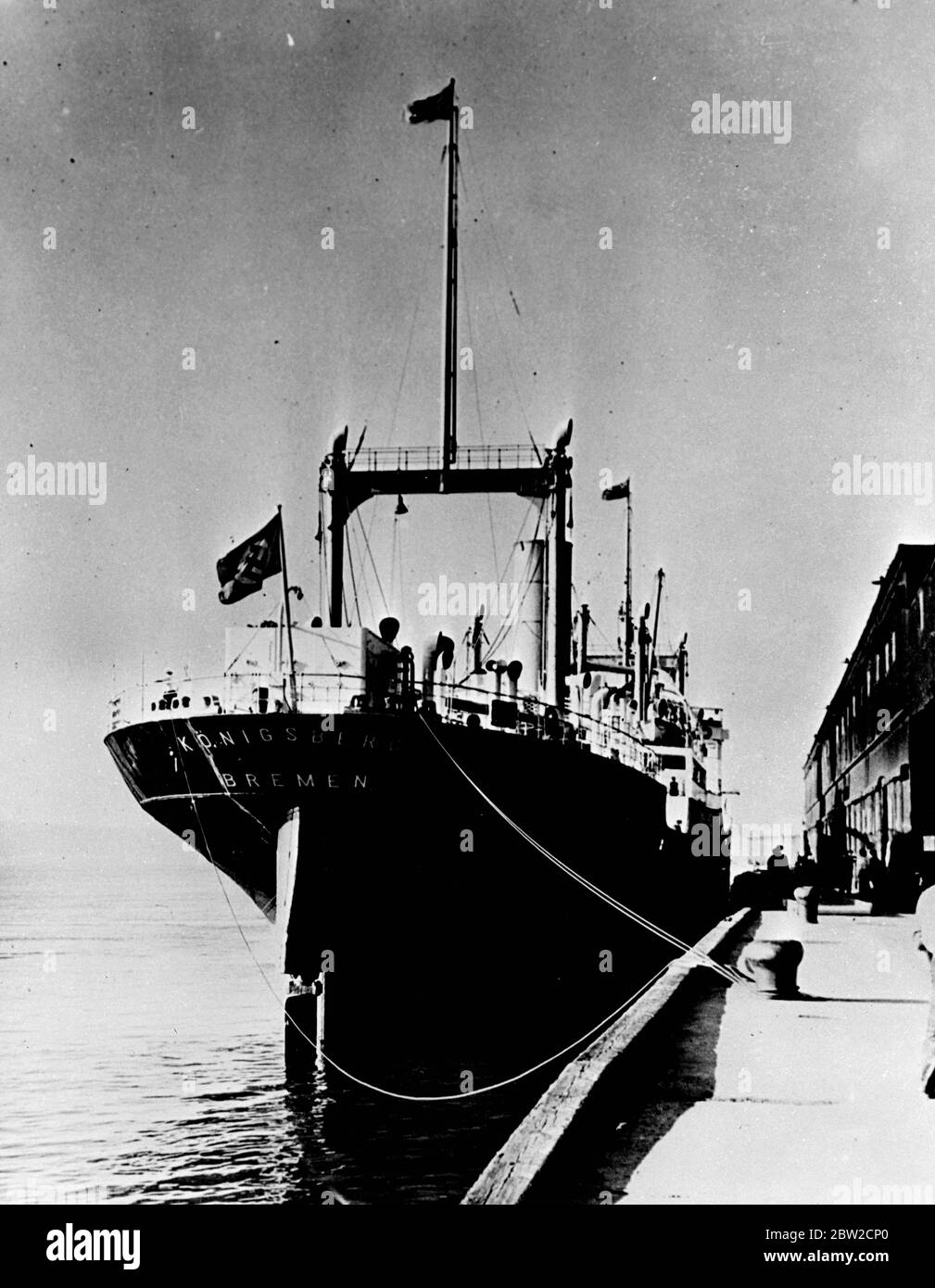Das deutsche Schiff wurde am QuÃ©bec im August 26 gefesselt, nachdem die kanadischen Behörden es 5 Meilen unterhalb von QuÃ©bec bestiegen hatten und seinen Meister gezwungen hatten, auf dem Schiff auf der Saint Lawrence zurückzudrehen. In seiner Eile, nach Hitlers Befehl wieder nach Deutschland zu gelangen, gelang es dem Schiff nicht, eine Ladung Zinkoxid zu entladen, die von einer Firma in Montreal im Voraus bezahlt worden war. Die Admiralität erließ einen Haftbefehl, auf dem das Schiff festgehalten wurde. Bis 26. August 1939 Stockfoto