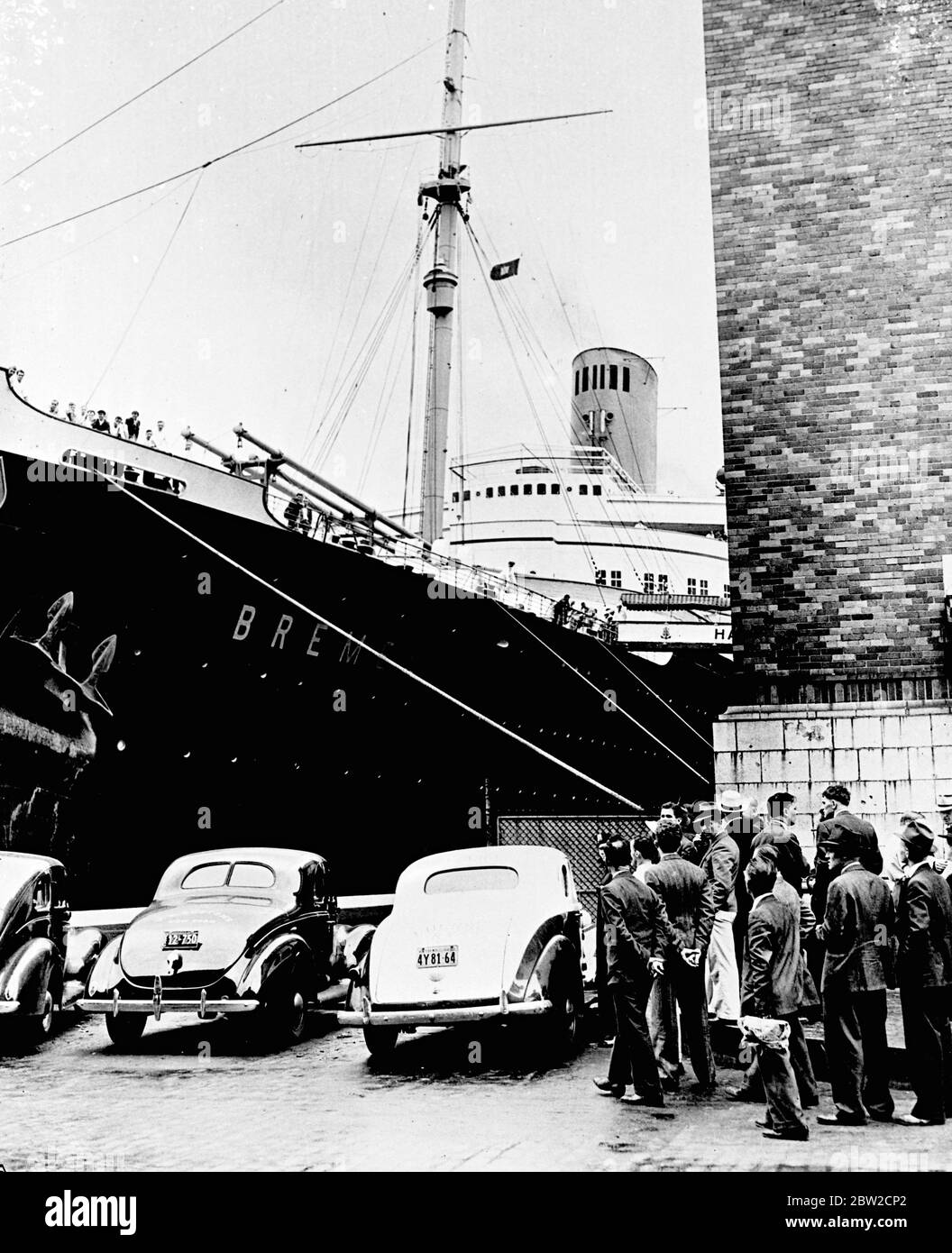 Die Norddeutsche Lloyd-Linie Bremen wurde heute von Zollbeamten bestiegen, und 17 Passagiere, die die Nacht vor dem Schiff am Pier verbracht hatten, wurden nach Ellis Island geschleckt, während andere Beamte ihre Frachten und ihr ausgehendes Gepäck auf Geheimagenten der US-Zollbehörden durchsuchten. Das Schiff wird am Pier 88 kurz vor dem plötzlichen Aufsehen von Regierungsagenten abgebildet - eine beispiellose Tat, so der Schifffahrtsmann. Bis 29. August 1939 Stockfoto