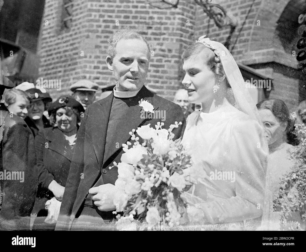 Die Hochzeit von Frau Rachel Hoare, der Tochter des Generalmajors, und Frau Lionel Hoare mit dem Pfarrer Michael McCormick, der kürzlich zum Rektor von Bilsthorpe in Nottinghamshire ernannt wurde, fand in der Chelsea Old Church statt. Die Zeremonie wurde vom Erzbischof von York durchgeführt, unterstützt von zwei anderen Geistlichen, und der Bräutigam, der Sohn eines Pfarrers und Neffen von Rev Pat McCormick, hatte einen Pfarrer als sein bester Mann - die Rev R.C. Sadleir, Vikar der Chelsea Old Church. 19 Juni 1939 Stockfoto