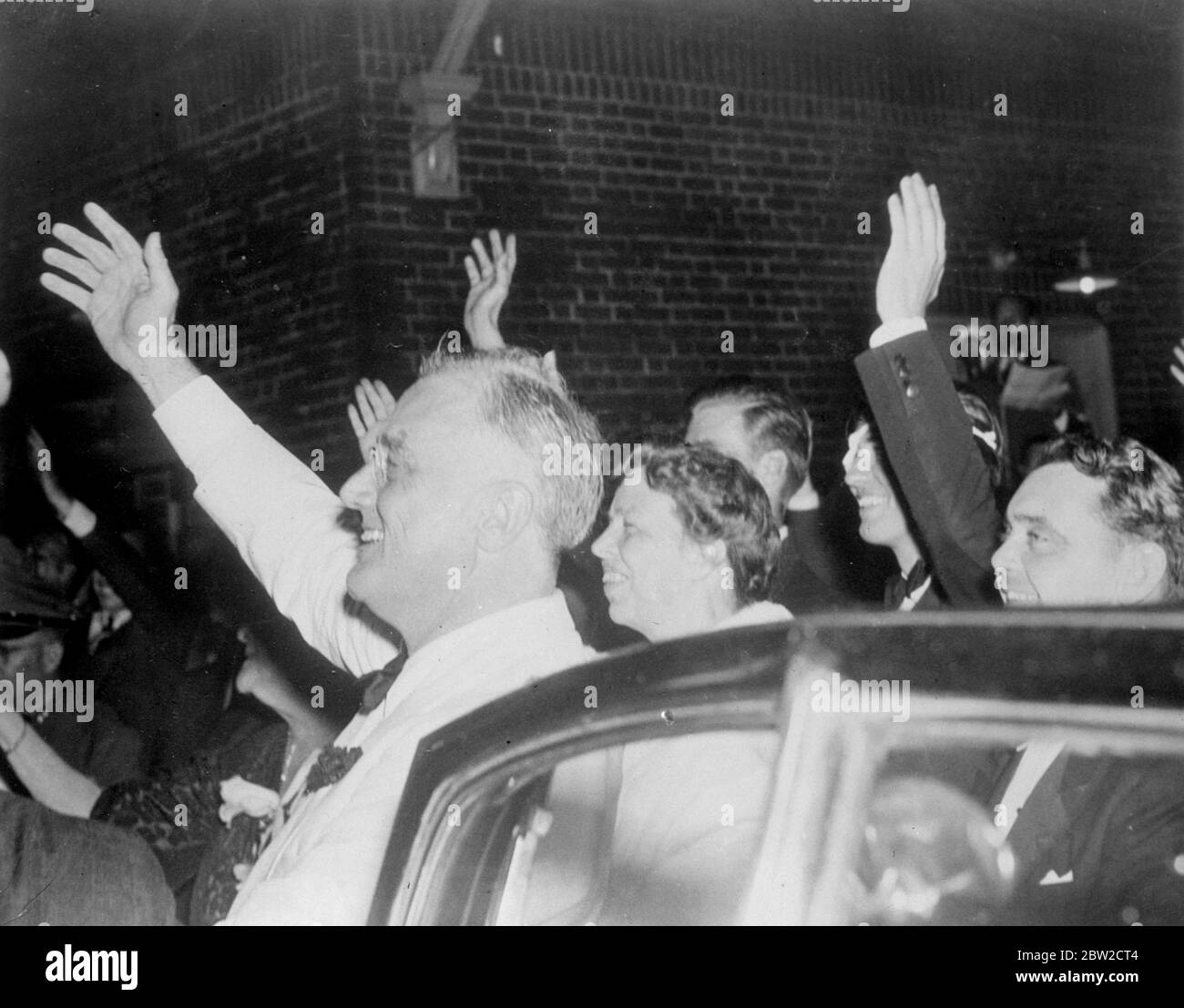 Pres Franklin D Roosevelt und Mrs Roosevelt lächeln und winken von König George und Königin Elizabeth Abschied, als die königlichen Besucher den Hyde Park, New York, verlassen und nach Kanada auf dem Heimweg reisen. 19 Juni 1939 Stockfoto