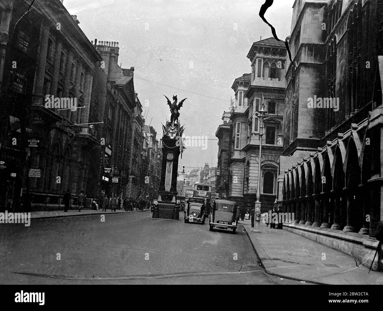Die Griffin Statue markiert Temple Bar am Anfang der Stadt. Fleet Street, London. Juni 1939 Stockfoto