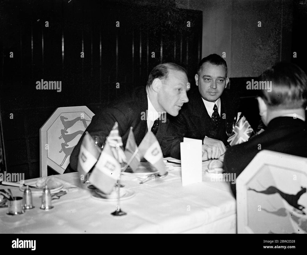 Mitglieder des Internationalen Beratenden Komitees für den Weltkongress für Freizeit und Erholung, der in London zusammentrat, besuchten Wembley, wo sich das Fußball- und Rugby-Stadion, Empire Pool und die Sports Arena befinden. Sie schauen sich eine Eiskating-Anzeige an. Foto zeigt: Commendatore Corrado Puccetti, italienischer Delegierter, mit W W Wakefield, bekannter Rugby-Spieler, im Wembley-Stadion. Februar 1939 Stockfoto