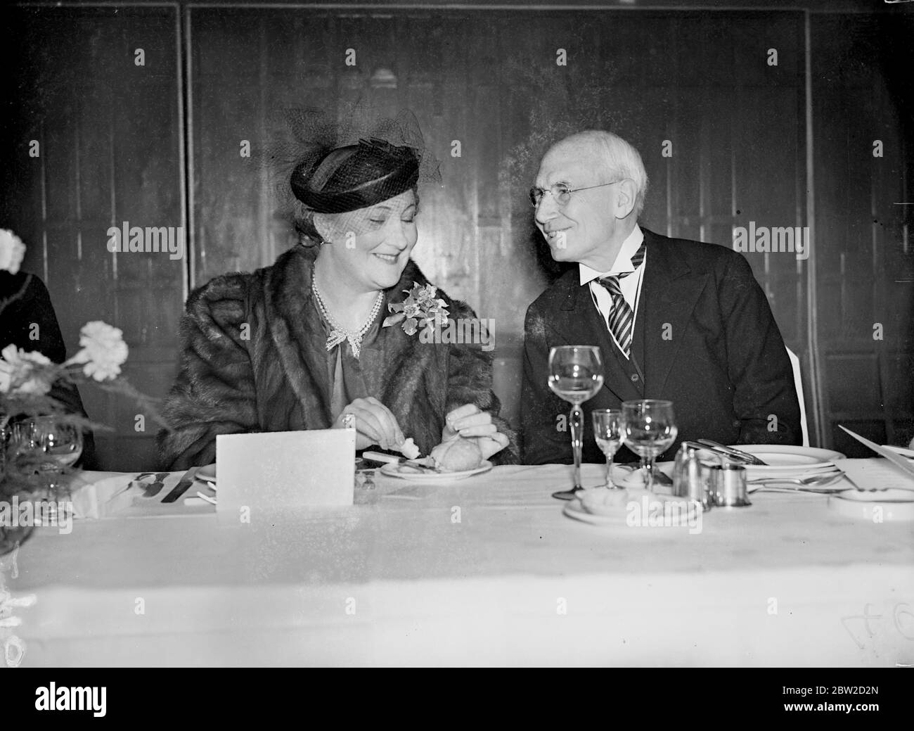 Mitglieder des Internationalen Beratenden Komitees für den Weltkongress für Freizeit und Erholung, der in London zusammentrat, besuchten Wembley, wo sich das Fußball- und Rugby-Stadion, Empire Pool und die Sports Arena befinden. Sie schauen sich eine Eiskating-Anzeige an. Foto zeigt: Lady Noel Curtis-Bennett, Frau des bekannten King's Counsel, der Delegierter ist, und Gustavus Kirby, aus Amerika, Mittagessen, das den Delegierten im Wembley Stadium gegeben wurde. Februar 1939 Stockfoto