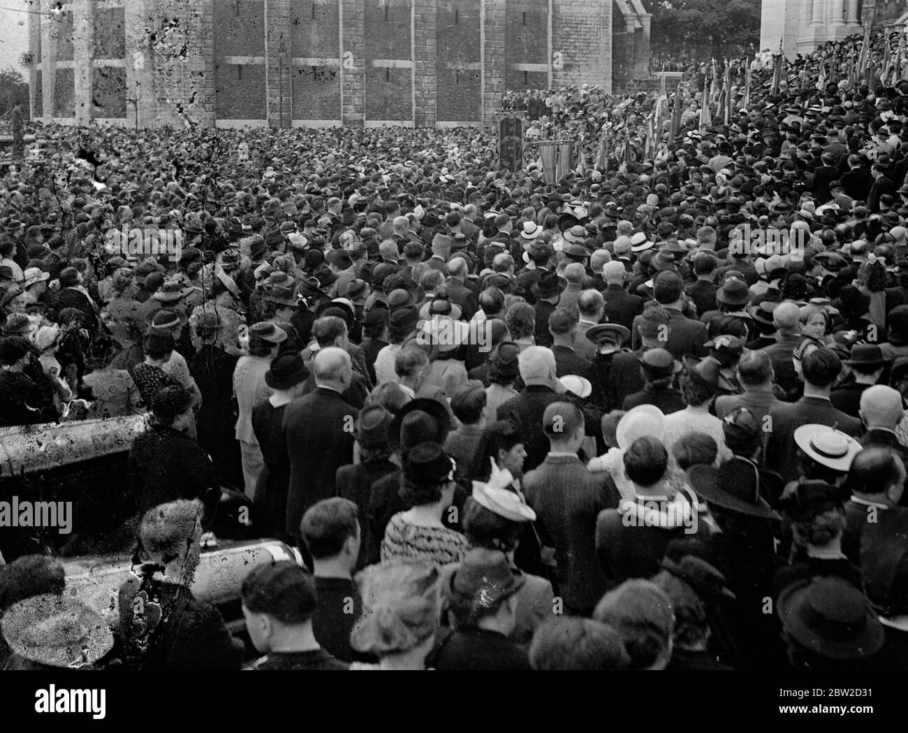 Tausende von Parisern, alt und jung, besteigen die Hügel der Stadt bis Montmartre, um sich in der Kirche Sacre Coeur unter der Leitung von Kardinal Verdier, Erzbischof von Paris, für den Frieden zu beten. Bis 28. August 1939 Stockfoto