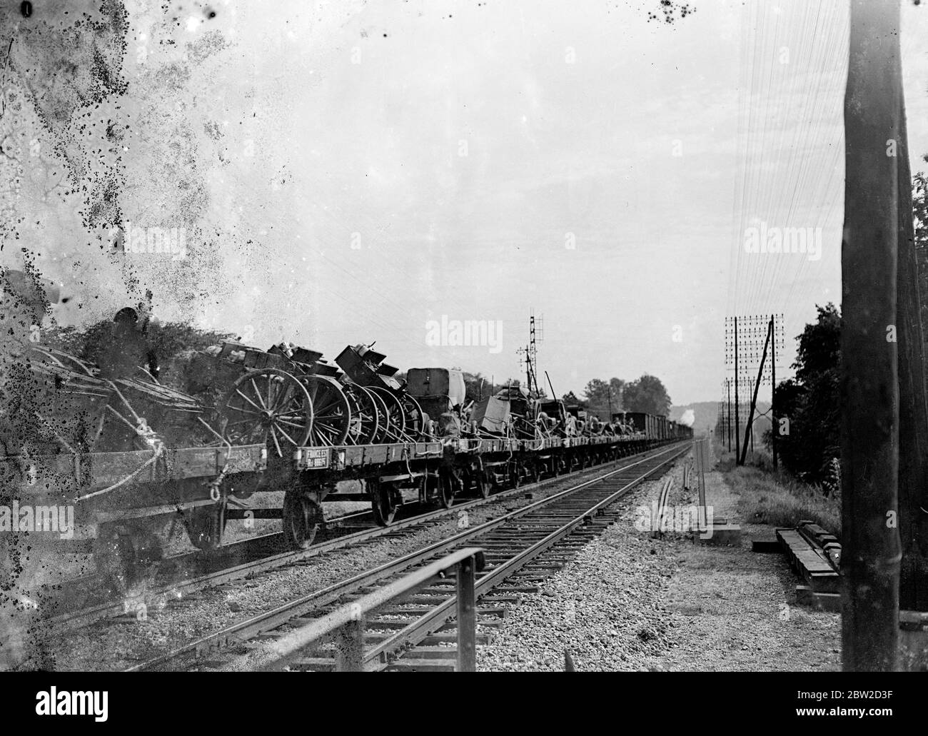 Obwohl Paris angesichts der Kriegsgefahr ruhig bleibt, finden am Stadtrand Szenen intensiver Aktivität statt, während Truppen und Ausrüstung zur Maginot-Linie und zu anderen wichtigen Verteidigungsgebieten geschickt werden. Ein langer Zug voller Suppenküchen und Lebensmitteln, der den Nordosten von Paris verlässt, um die Maginot-Linie zu erreichen. Bis 28. August 1939 Stockfoto