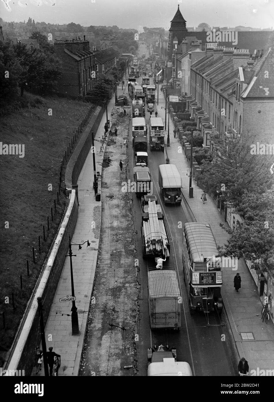 Verkehrsströme eine Meile lang erstreckt sich die Archway Road, Highgate, wo jetzt nutzlose Straßenbahnlinien von der Straße genommen werden. Die Trolleybusse haben die Straßenbahnen in der Archway Road ersetzt. Foto zeigt die langen Staus in der Archway Road, Highgate. 20 Juni 1939 Stockfoto