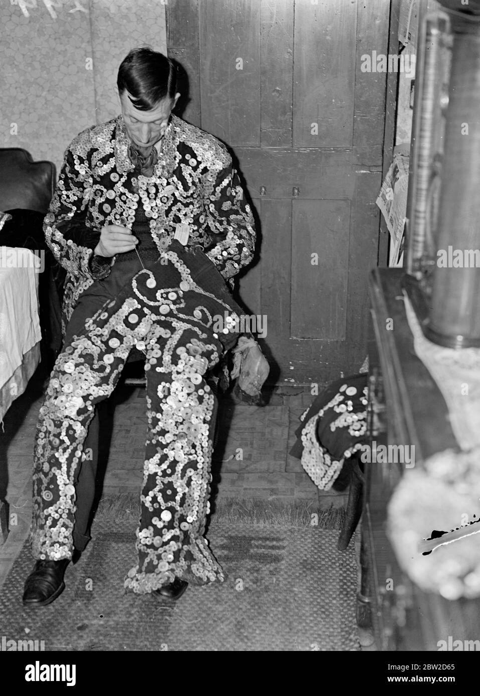 Da Herbst ist die Zeit, wenn die Coster königlichen Familien von London Überholung der Perlanzüge nach der Sommersaison .Mr H G Tabram, von Holborn, der ursprüngliche Pearly King von London, und seine Familie sind zu Besuch. Perly-Anzüge haben 20,000 bis 50,000 Knöpfe und jedes Mitglied der Familie Tabram hat eine Outfit-Adresse als Hinweis auf Rang. Herr Tabram kann auch Reparaturen an den Anzügen der Coaster Kings vornehmen. Herr Tabramhas trat seit 1899 zurück, sein Vater war 1870 Pearly King. Alle Mitglieder des Tabram und schließlich erschienen vor Mitgliedern der königlichen Familie. Foto zeigt: Herr Ta Stockfoto