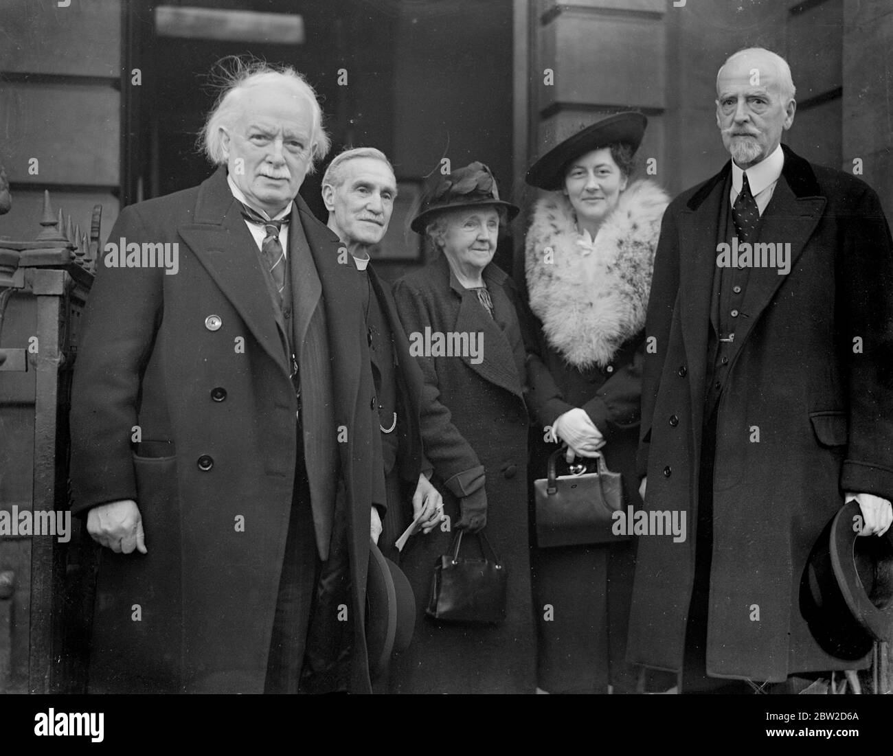 David Lloyd George, der überrascht war, als er sich nicht an der Krisendebatte im Unterhaus beteiligte und seit der Krise keine öffentliche Rede gehalten hatte, Er brach sein Schweigen, als er beim Mittagessen im Zusammenhang mit der London Free Church Federation im City Temple eine wichtige Erklärung zur internationalen Lage abgab. Foto zeigt: Von links nach rechts: Herr David Lloyd George; Reverend E J T Bagnall, Sekretär der Londoner Free Church Federation; Dame Margaret Lloyd George; Herr und Frau H Wickham Steed. 26. Oktober 1938 Stockfoto