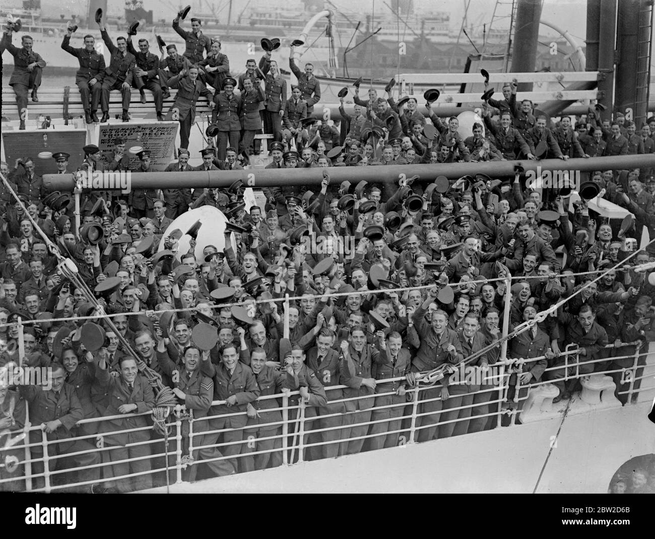 Das größte Kontingent von Offizieren und Männern der Royal Air Force, das jemals in einem Schiff im Rahmen des normalen Truppenprogramms nach Übersee geschickt wurde, ließ Southampton auf dem Truppenschiff Nevassa über verschiedene Einheiten im Irak, Indien, Aden, Khartum und Malta verstreut werden. Die Zahl der auf der Nevassa Reisenden Luftstreitkräfte beträgt etwa 1000, viele der Männer werden von den Familien begleitet, um die Truppenschaft voll zu ergänzen. Normalerweise werden die Transporte auch von der Armee und der Marine geteilt. Foto zeigt: Air Force Männer drängen die Decks des Nevassat zu winken und jubeln Abschied, als das Schiff verlässt Stockfoto