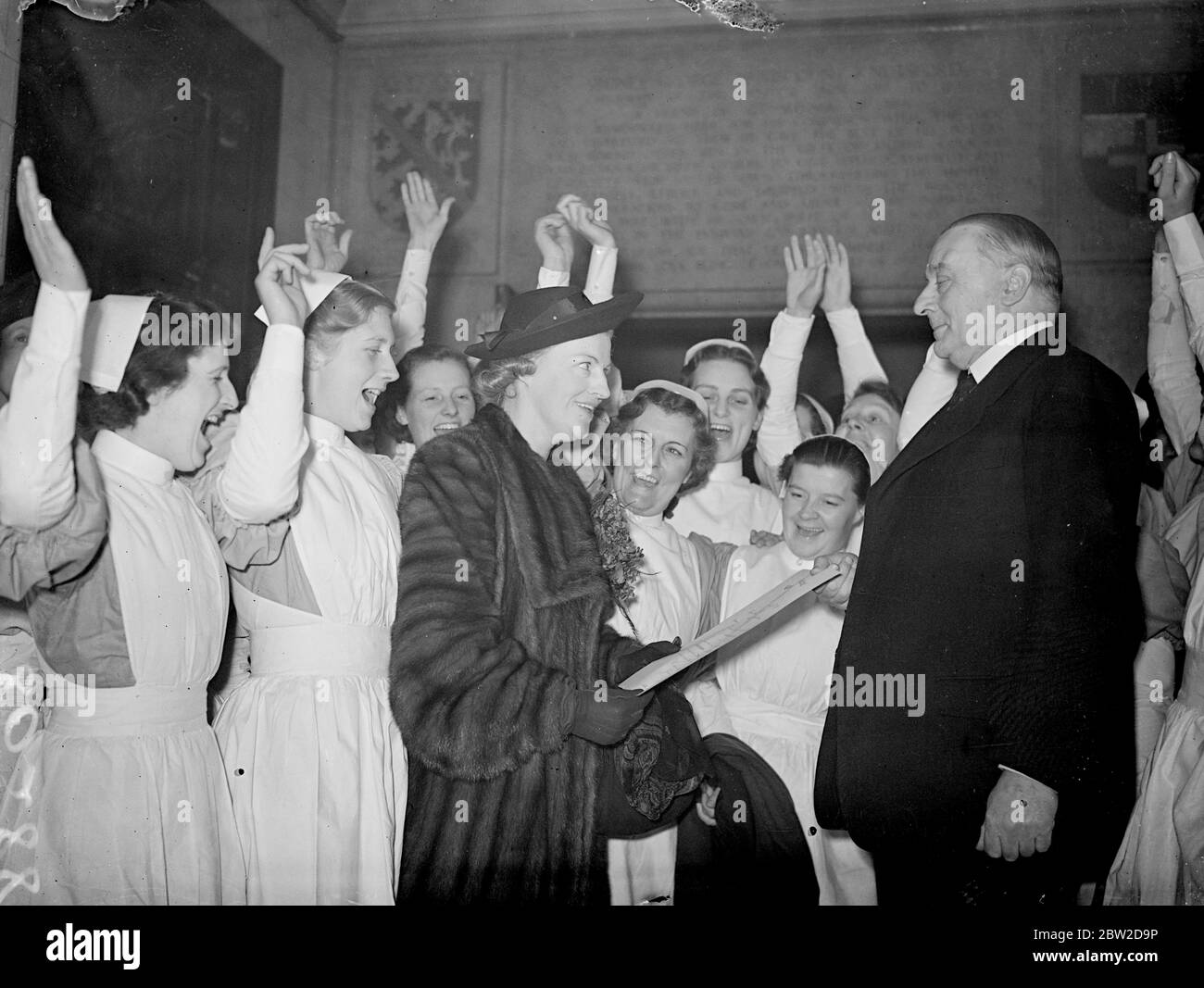 Gracie Fields wurde bei einem Mittagessen im Krankenhaus mit einer Life Governorship des London Hospital, Whitechapel, vorgestellt. Später in der Woche nimmt Miss Fields an einem Konzert in der Albert Hall Teil, um dem Appell des Krankenhauses zum hundertjährigen Jubiläum zu helfen. Foto zeigt Gracie, die von Sir William Goschen, dem Vorsitzenden des Krankenhauses, die Lebensverwaltung erhält. 24. Oktober 1938 Stockfoto Gracie Fields wurde bei einem Mittagessen im Krankenhaus mit einer Life Governorship des London Hospital, Whitechapel, vorgestellt. Später in der Woche nimmt Miss Fields an einem Konzert in der Albert Hall Teil, um dem Appell des Krankenhauses zum hundertjährigen Jubiläum zu helfen. Foto zeigt Gracie, die von Sir William Goschen, dem Vorsitzenden des Krankenhauses, die Lebensverwaltung erhält. 24. Oktober 1938 Stockfoto