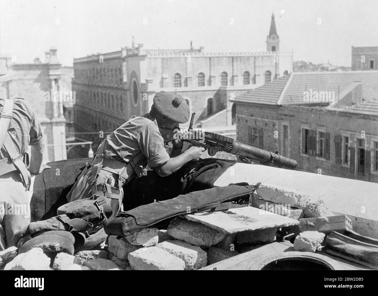 Als Ergebnis der entschlossenen militärischen Aktion der britischen Streitkräfte, die Rebellen in der Kontrolle der Altstadt von Jerusalem wurden verdrängt und britische Autorität wieder hergestellt. Der britische Angriff kam, nachdem die Araber die alte Stadt für eine Woche festgehalten hatten. 22 Araber wurden getötet und 25 verletzt. Dies war das erste Mal, dass moderne Kriegsausrüstung, einschließlich Flugzeuge, in einer Kampagne in der heiligen Stadt verwendet wurde. Foto zeigt: Der britische Soldat, der eine Lewis-Waffe auf einem der Dächer mit Blick auf die Moschee, Hochburg der arabischen Rebellen in der Altstadt, mannen lässt. 24. Oktober 1938 Stockfoto