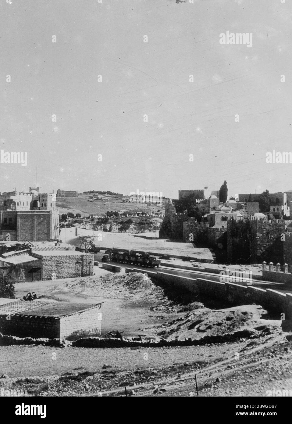 Als Ergebnis der entschlossenen militärischen Aktion der britischen Streitkräfte, die Rebellen in der Kontrolle der Altstadt von Jerusalem wurden verdrängt und britische Autorität wieder hergestellt. Der britische Angriff kam, nachdem die Araber die alte Stadt für eine Woche festgehalten hatten. 22 Araber wurden getötet und 25 verletzt. Dies war das erste Mal, dass moderne Kriegsausrüstung, einschließlich Flugzeuge, in einer Kampagne in der heiligen Stadt verwendet wurde. Foto zeigt: Flugzeug der Royal Air Force, das während des Feldzugs über dem Damaszener Tor und dem Governorat in Jerusalem kreist. Ein britischer Konvoi ist in der King Solomon Road in der Mitte zu sehen. 24. Oktober 1938 Stockfoto