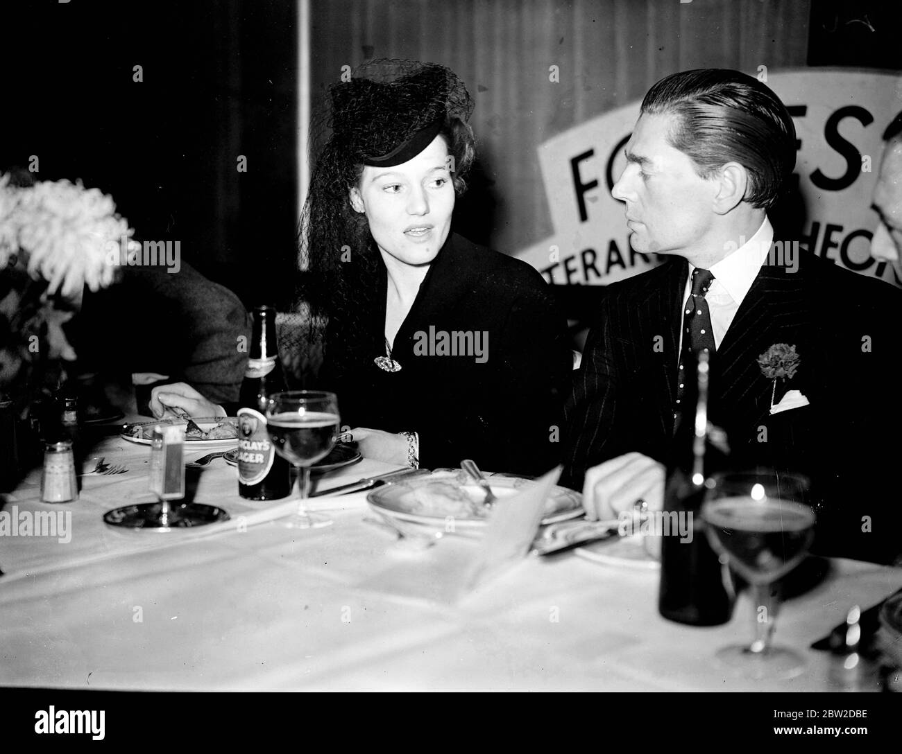 Miss Constance Cummings, die Schauspielerin, fotografierte beim 95. Foyles Literary Lunch im Grosvenor House, Park Lane, London. Viele andere Prominente des Staates, darunter Mistinguett, waren anwesend. 13. Oktober 1938 Stockfoto