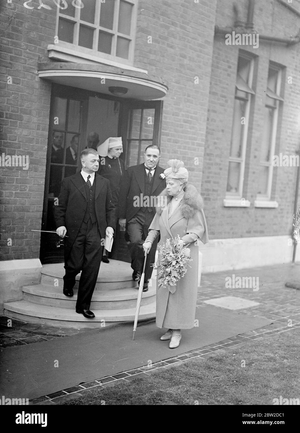 Queen Mary eröffnete den neuen Flügel des Manor House Hospital, Golders Green, London. Foto zeigt: Queen Mary verlässt das neue Gebäude in Begleitung EINES V Alexander, 1. Earl Alexander von Hillsborough. 24. Oktober 1938 Stockfoto
