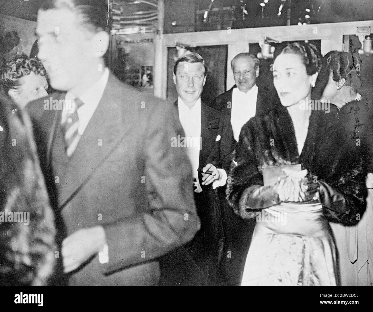 Der Herzog und die Herzogin von Windsor, Prinz Edward VIII und Wallis Simpson, besuchen die Premiere des Films Katie im Marivaux Theater in Paris. Foto zeigt: Der Herzog und die Herzogin kommen zur Premiere. 20. Oktober 1938 Stockfoto