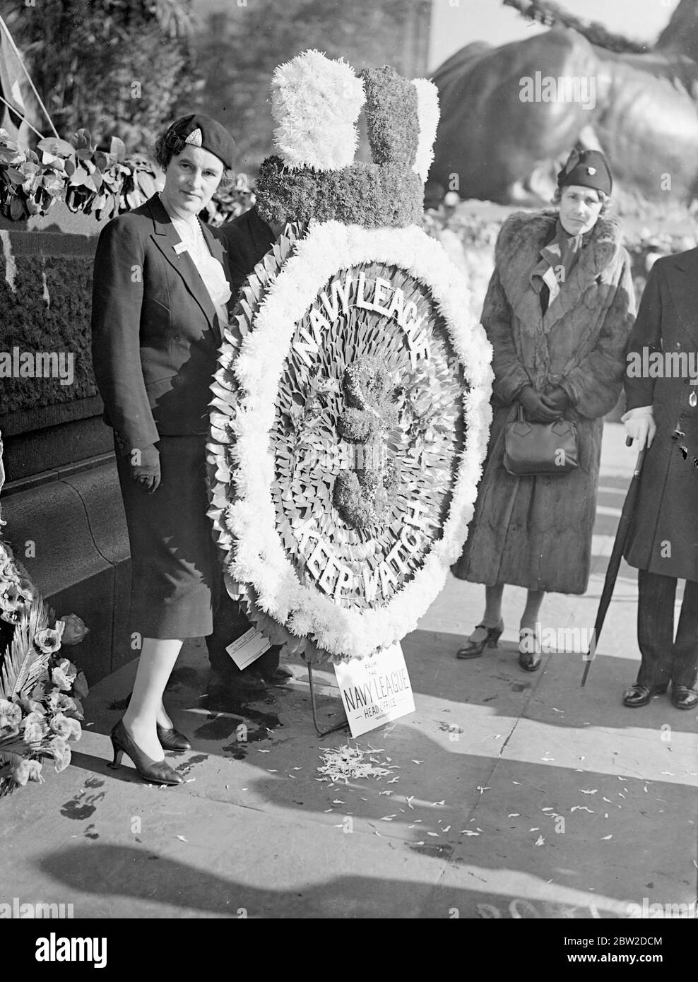 Viele Kränze wurden auf dieser Nelson-Säule am Trafalgar Square gelegt, um den Trafalgar Day zu feiern. Foto zeigt: Frau John Howe, links, mit dem Navy League Kranz am Trafalgar Square. Ebenfalls auf dem Bild ist Lady Lloyd. 21. Oktober 1938 Stockfoto
