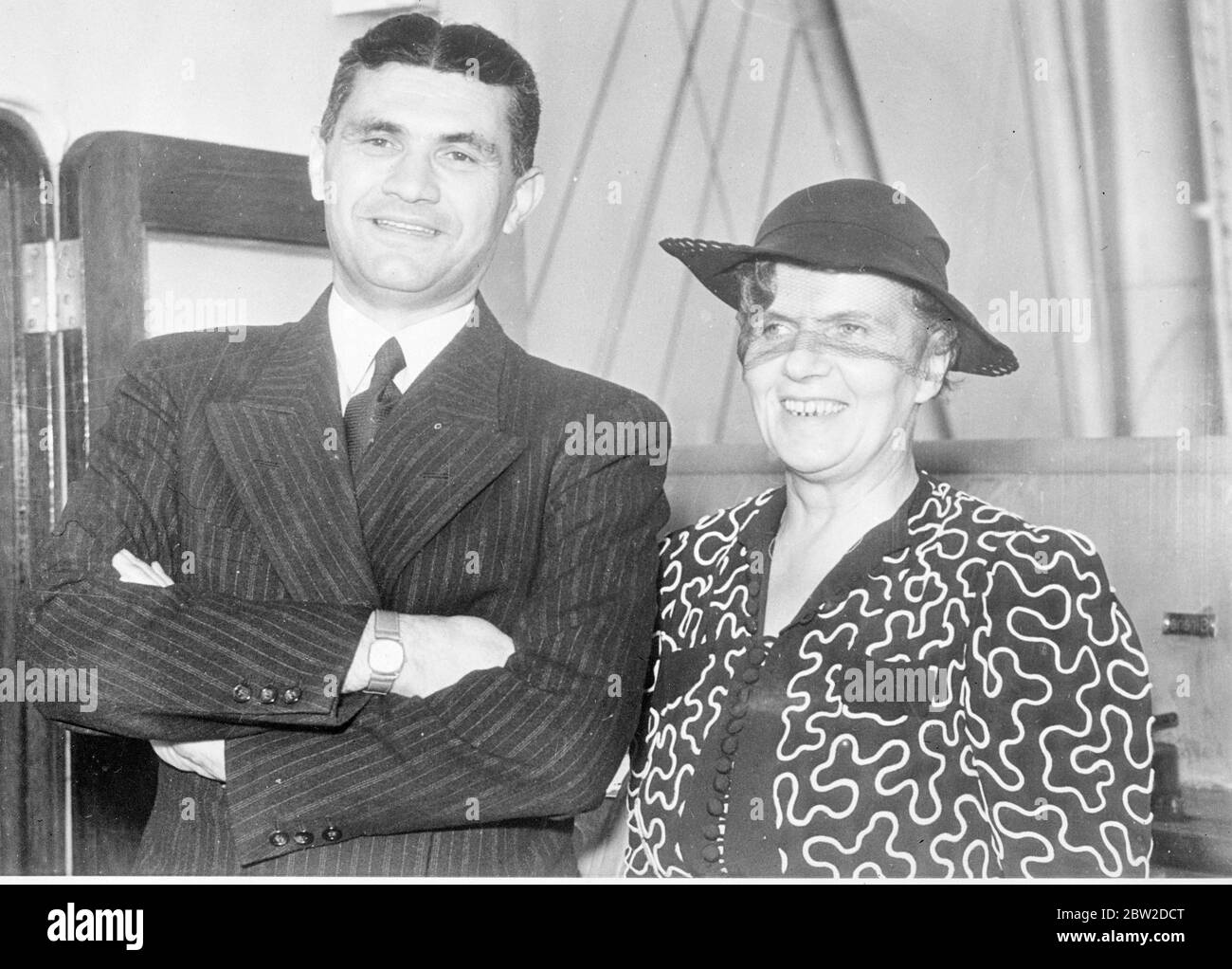 Die Namen von Kapitän Fritz Wiedemann, Herrn Hitlers Militärhilfe, und Dr. Hans Dieckhoff, deutscher Botschafter in Washington, wurden vor Gericht in New York während des Prozesses gegen drei Männer und eine Frau wegen Spionage im Namen Deutschlands erwähnt. Rumrich, einer der Angeklagten, der sich schuldig beklagte, dann die Staaten Beweise gedreht hat, sagte, dass er seine Anweisungen von einem geheimnisvollen Herrn Weigand erhalten habe. Einmal, sagte Rumrich, zeigte mir Weigand ein Foto von sich, das er in Begleitung von Kapitän Fritz Wiedemann und Herrn Hans Dieckhoff in der Deutschen Botschaft in Washington aufgenommen hatte. Ich äußerte Überraschung, dass Diplomaten Stockfoto