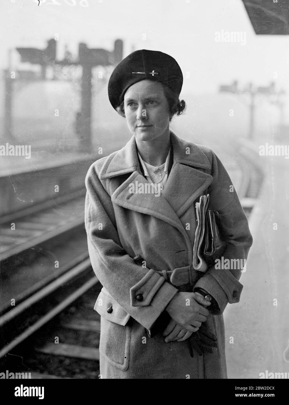 Die Hon Frau Joan Hill Wood verließ Waterloo Station mit dem Bremer Bootszug, um die amerikanischen Labrador Feldversuche in Long Island, USA, zu beurteilen. Das Foto zeigt die ehrenwerte Frau Joan bei der Abreise aus Waterloo. 23. Oktober 1938 Stockfoto