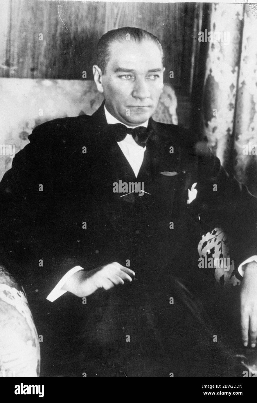 Der türkische Diktator Mustafa Kemal Atatürk liegt im Dolma Baghche Palast am Ufer des Bosporus gefährlich krank. Die Leberbeschwerden, unter denen der Präsident leidet, wurden nun durch die Erhöhung der allgemeinen Stabilität, begleitet von Verdauungs- und Nervenstörungen, verschärft. Es ist allgemein bekannt, dass der Präsident in den letzten sechs Monaten krank war. Foto zeigt das neueste Bild von Kemal Atatürk. 18. Oktober 1938 Stockfoto