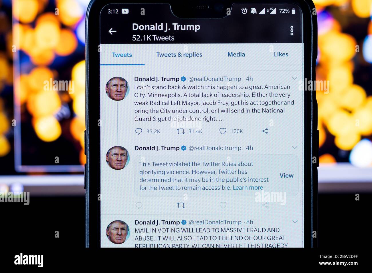 Twitter fügt zum ersten Mal Warnschild zu Donald Trumps Tweet hinzu. Stockfoto