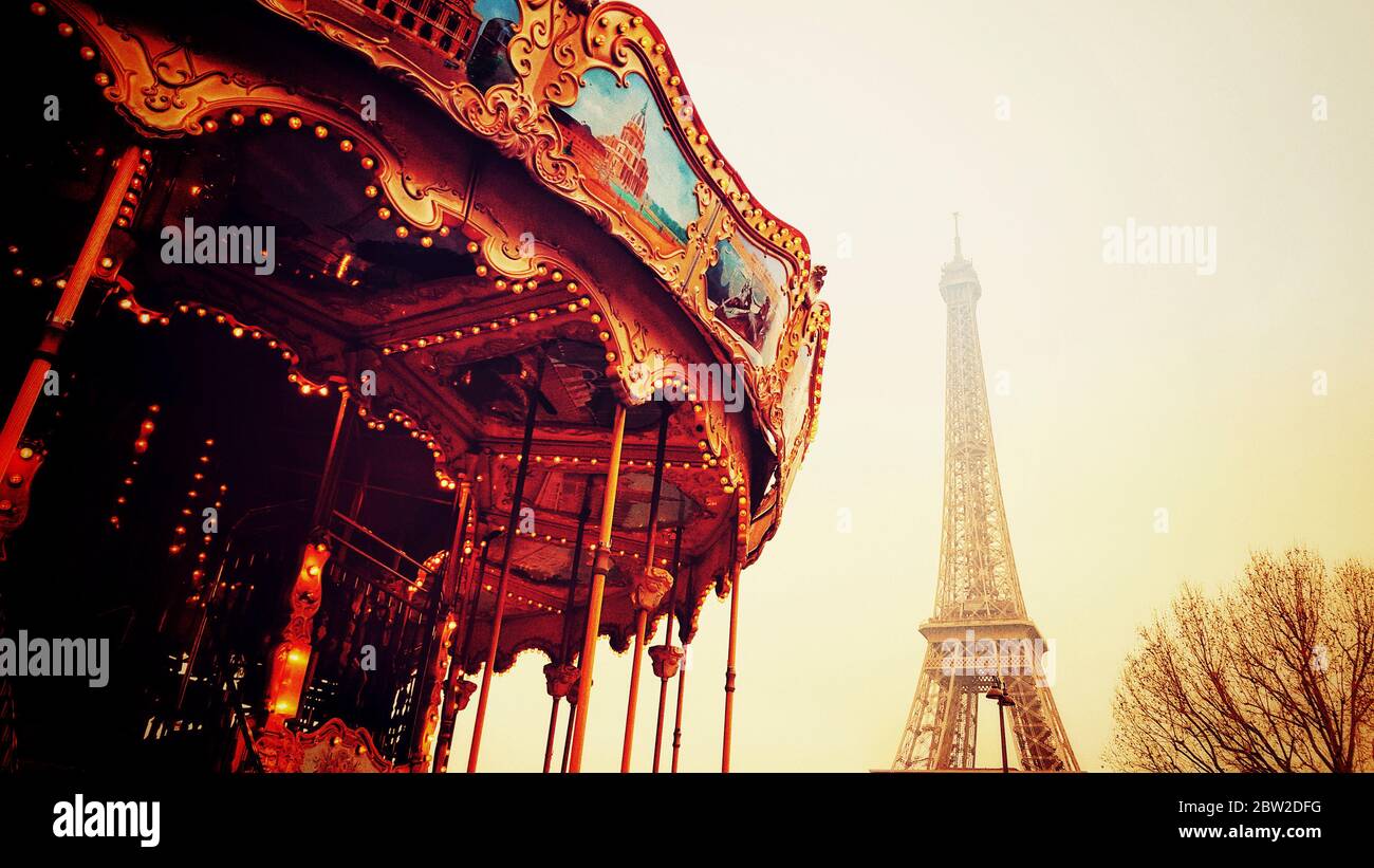 Altmodisches Karussell im Park in der Nähe des Eiffelturms. Paris 1er arr. Ile de France. Frankreich. Stockfoto