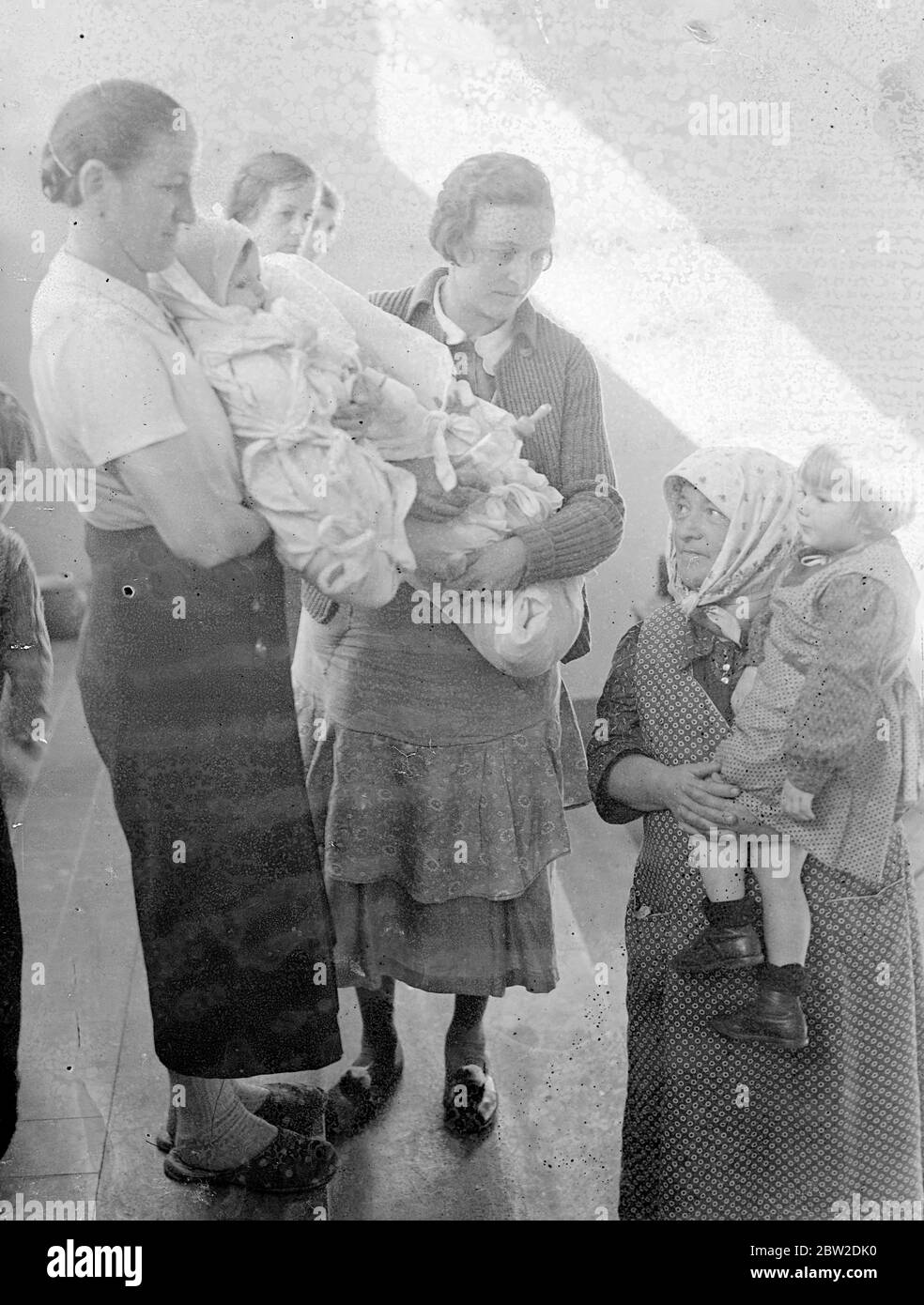 3,000 Flüchtlinge aus dem Sudetenland werden im Masaryk-Stadion in Prag, der tschechischen Hauptstadt, betreut, wo die großen Turnanlagen stattfinden. Foto zeigt Mütter und ihre Kinder im Stadion. September 1938 Stockfoto