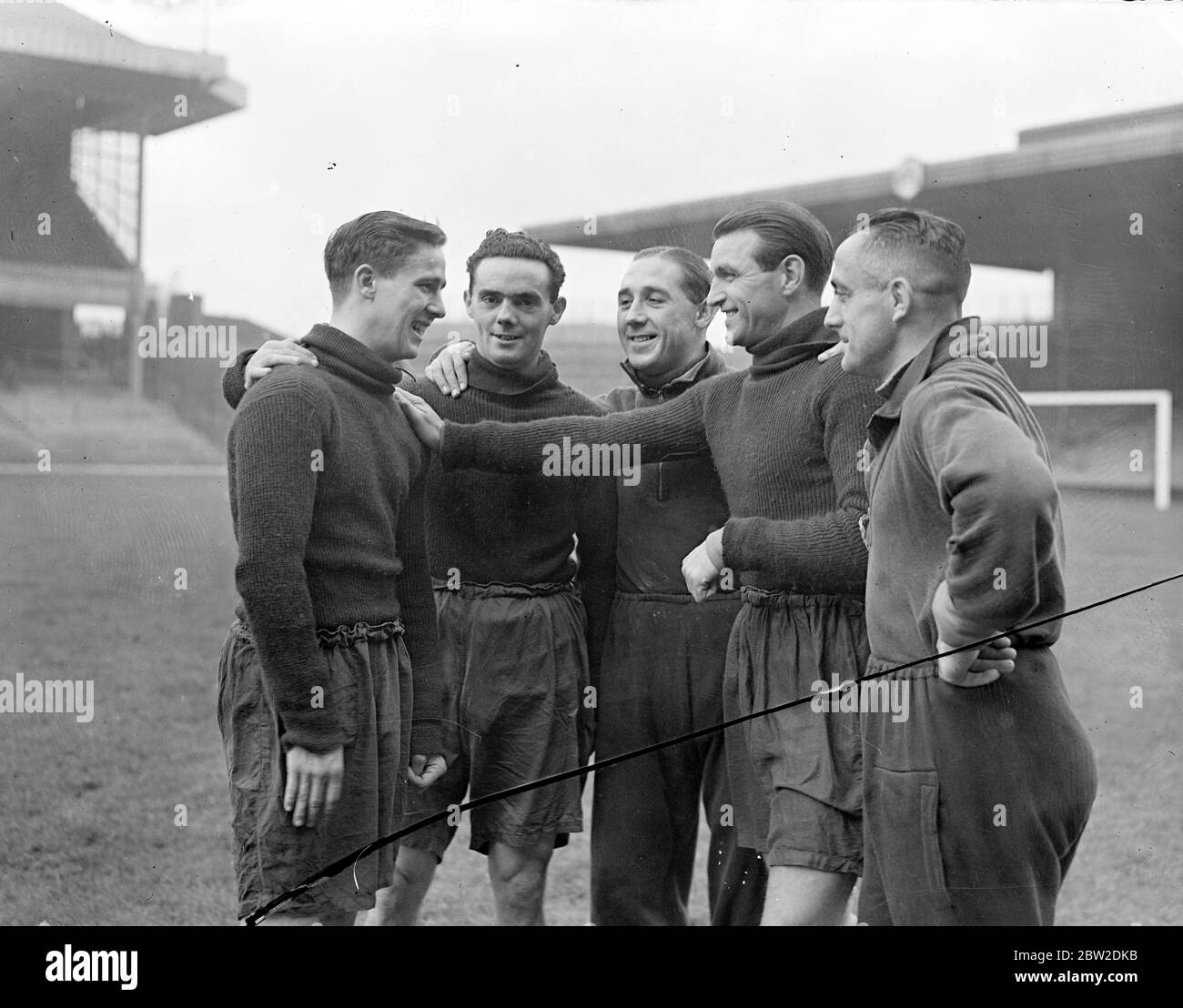 Fünf Arsenal-Männer wurden für das Spiel Wales - England International in Cardiff ausgewählt. Hapgood und Copping wurden für England und Bryn und Leslie Jones und Cumner für Wales ausgewählt. Überrascht über die Wahl des 19-jährigen Außenstehenden Cumner, sagt George Allison, Arsenal-Manager, dass er nicht geneigt sei, Cumner freizulassen, den er noch als zu jung ansieht, um in der internationalen Klasse getestet zu werden. Foto zeigt Horace Cumner, der von Bryn Jones, Leslie Jones, Eddie Hapgood und Wilf Copping (von links nach rechts) während des Trainings für das internationale Spiel in High kontrolliert wird Stockfoto