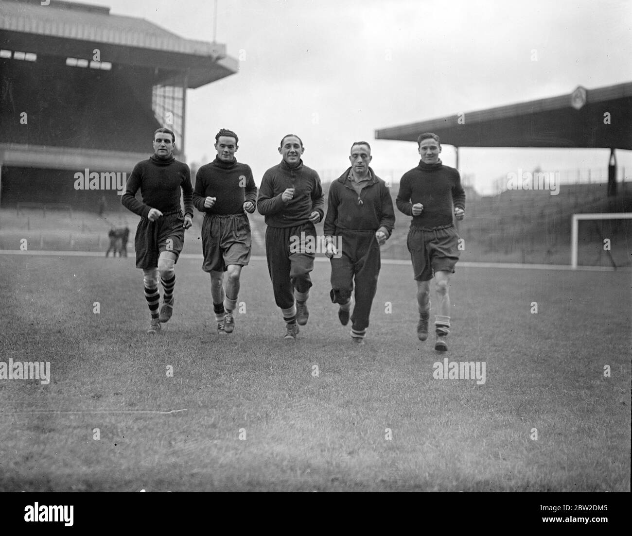 Fünf Arsenal-Männer wurden für das Spiel Wales - England International in Cardiff ausgewählt. Hapgood und Copping wurden für England und Bryn und Leslie Jones und Cumner für Wales ausgewählt. Überrascht über die Wahl des 19-jährigen Außenstehenden Cumner, sagt George Allison, Arsenal-Manager, dass er nicht geneigt sei, Cumner freizulassen, den er noch als zu jung ansieht, um in der internationalen Klasse getestet zu werden. Foto zeigt von links nach rechts: Eddie Hapgood, Leslie Jones, Bryn Jones, Wilf Copping und Horace Cumner während des Trainings in Highbury. 18. Oktober 1938 Stockfoto