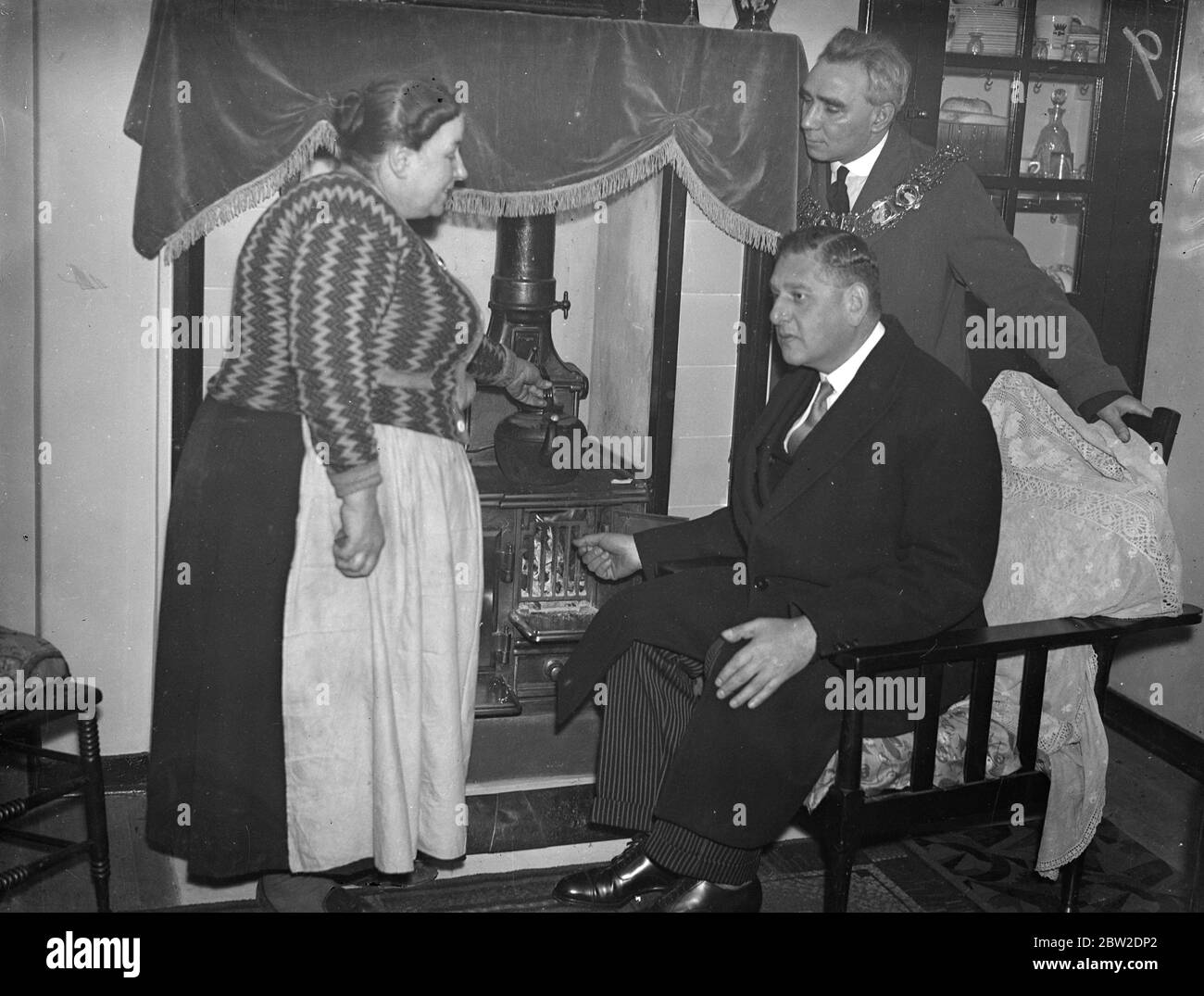 Herr Lewis Silkin MP, eröffnet den ersten Teil eines großen neuen Wohnsiedlungsgrundstücks in Campbell. Eine weitere Etappe das Umbauprogramm des Londoner County Council wurde erreicht, als Lewis Silkin, MP, Vorsitzender des Ausschusses für Wohnungswesen und öffentliche Gesundheit des LCC, den ersten Teil des 10 Hektar großen Sumner Estate des Rates in Sumner Road, Camberwell eröffnete. Fünf Blöcke mit 217 Wohnungen für 1000 Personen wurden fertiggestellt. Foto zeigt, Herr Lewis Silkin MP, und Ratsmitglied J Clark, JP, der Bürgermeister von Camberwell, im Gespräch mit Frau Seton, eine Mieterin, und einer der neuen Wohnungen. 18. November 1937 Stockfoto