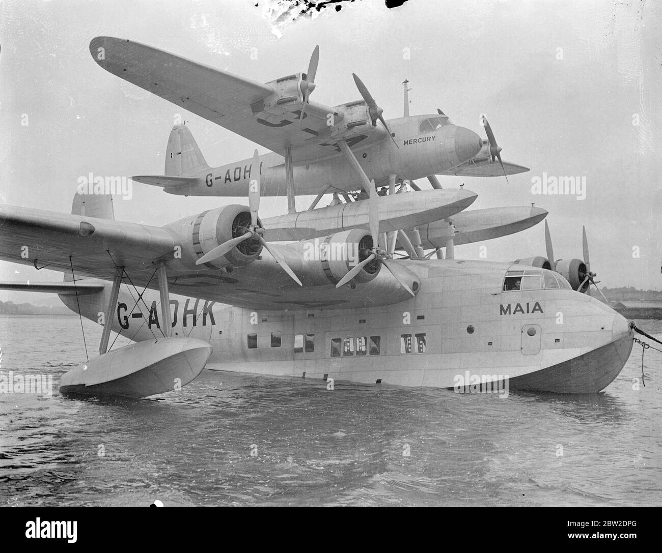 Die beiden Teile der Mayo besuchen Flugzeug die Pick ein Rückflugzeug und jetzt in Rochester abgeschlossen, wo das Quecksilber für Verletzte die Forderung wurde auf der Maia 3350 ps-Flying Boat platziert. Das Flugzeug wird voraussichtlich Indien und New York innerhalb von Tagen Non-Stop-Flug bringen. 12. Oktober 1937. Stockfoto