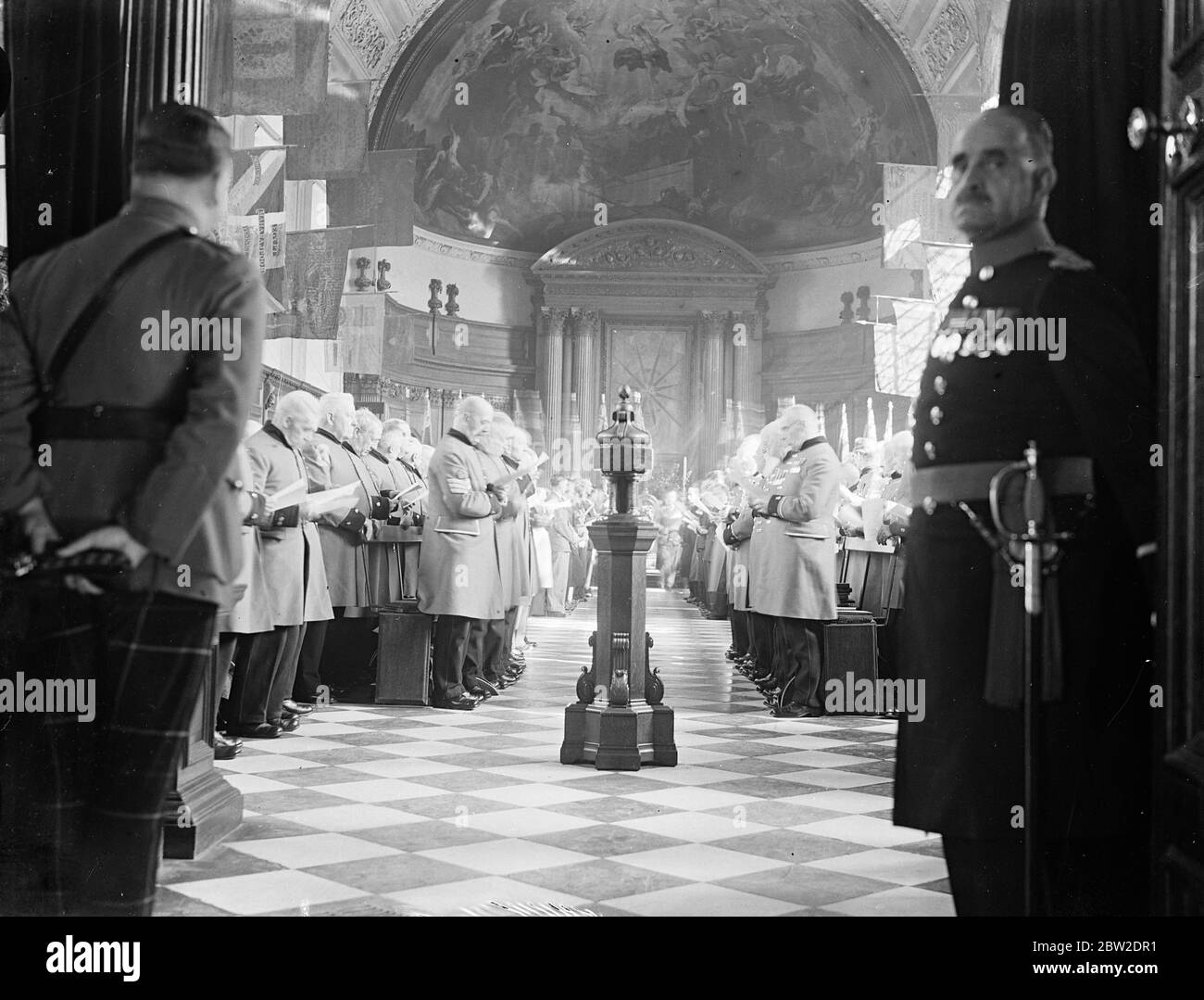 Die Szene beim kombinierten Dienst für Chelsea-Rentner und Mitglieder der British Legion. Mit ihren Standards marschiert Mitglieder der British Legion in London nahmen an dem Gottesdienst in der Kapelle des Royal Hospital in Chelsea Teil. 10. Oktober 1937. Stockfoto