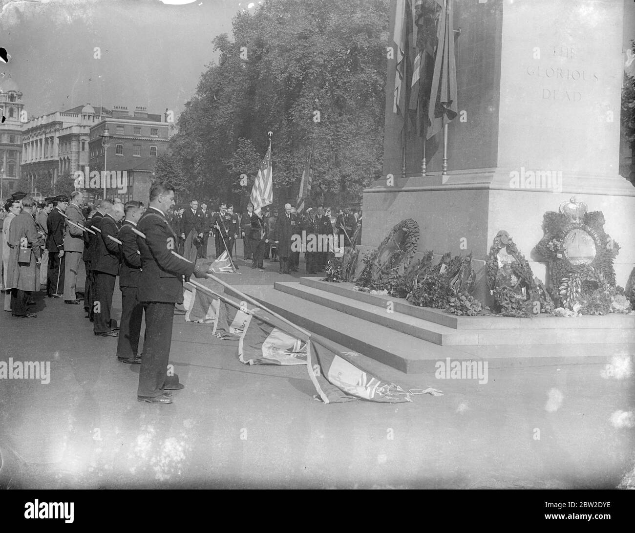 Nach ihrer Rückkehr von der Tour durch die großen Kriegsschauplätze marschierten Mitglieder der Special National Commanders Party of American Legion am Cenotaph in Whitehall und legten einen Kranz an. Flaggen der American Legion tauchten in Salut am Cenotaph. 10. Oktober 1937. Stockfoto