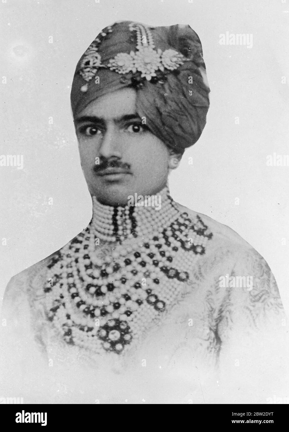 Thakur Tej Singh von der Thana Zweig der Alwar herrschenden Familie wurde der neue Maharadscha des Alawar State, Indien, ausgerufen. Der formelle Maharadscha, der vor kurzem auf dem Kontinent starb, wurde von den britischen Behörden wegen Missherrschaft entfernt. Bis 27. August 1937 Stockfoto