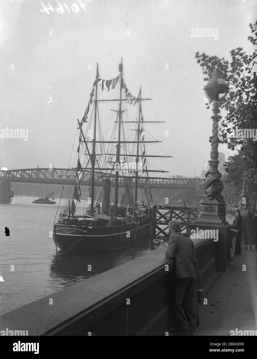 Die ehemalige Forschungsschiffentdeckung mit Fahnen gekleidet in Bereitschaft für den Besuch des Herzogs von Kent, um das Schiff an die Pfadfinderbewegung zu übergeben. Oktober 1937. Stockfoto