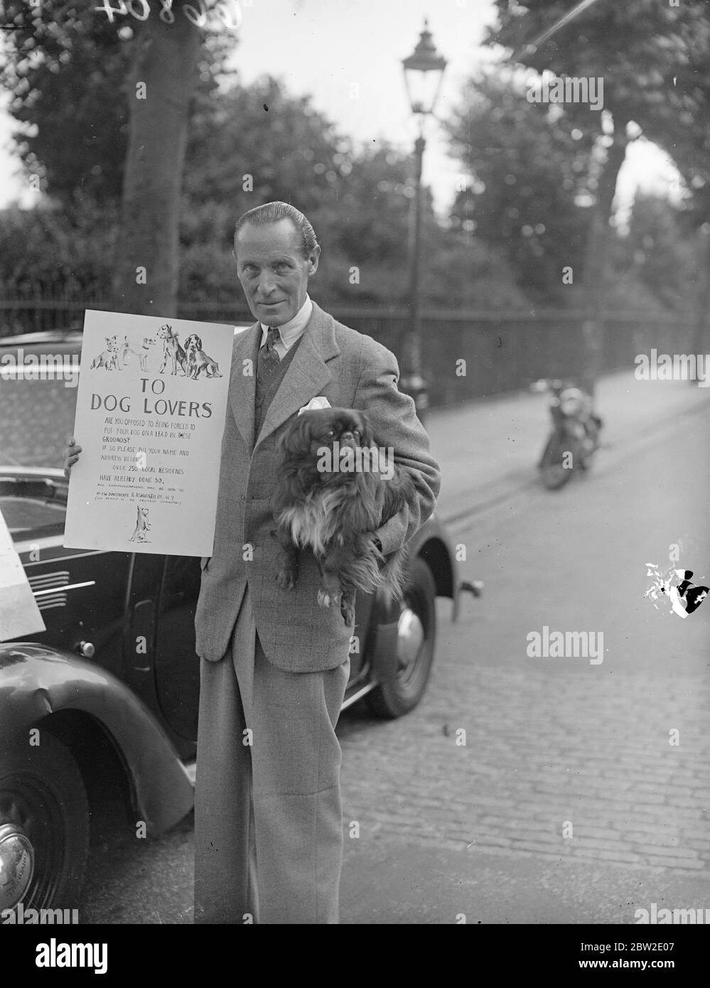 Hundebesitzer unterschreiben die Petition von F.W Donisthorpe vor den Gärten von Paddington, London. Hunde sind in den Gärten verboten, es sei denn, sie sind an der Leine. F.W Donisthorpe, der berühmte Tennisspieler, hat einen Streichen in Angriff genommen, um das Verbot aufzuheben. Seine erste Auflage wurde vom rat abgelehnt. 24 Juli 1937 Stockfoto