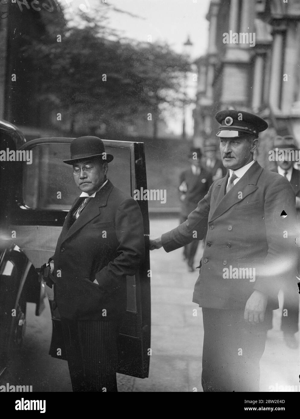 Herr Shigeru Yoshida, der japanische Botschafter, verließ das Außenministerium, wo er gerufen wurde, um dem Außenminister Anthony Eden das Bedauern über die Erschießung von Sir Hughe Knatchbull-Hugessen, dem britischen Botschafter in China, durch japanische Luftwaffe zu bekunden. Bis 27. August 1937 Stockfoto