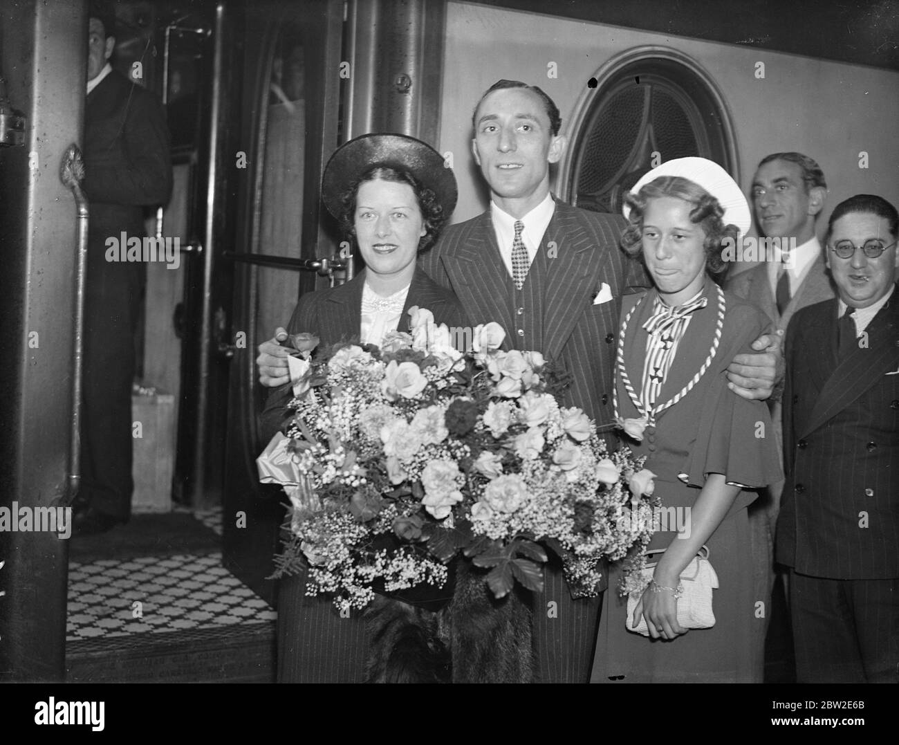Sydney Lipton der Bandleader wurde mit seiner Frau und Tochter Cecilia gesehen, als er Waterloo Station mit dem Berengaria-Bootszug nach Amerika verließ. Bis 14. August 1937. Stockfoto