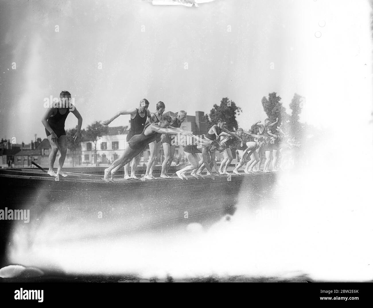 Die Teilnehmer tauchen in den Start des nationalen Langstreckenschwimmmeisterrennen, in dem C.T Dean of Penguin versucht, seinen vierten Sieg in Folge zu gewinnen, fand es über die Strecke von Kew nach Putney 24 Juli 1937 Stockfoto