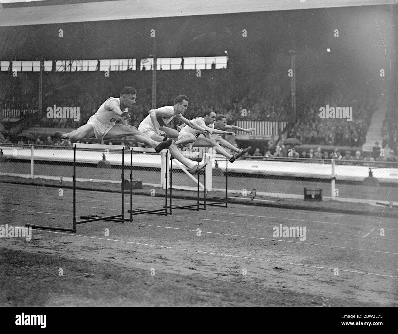 Großbritannien traf Deutschland in einem internationalen athletischen Treffen im White City Stadium, London.J. St.L Thornton (Großbritannien) gewinnt die 120 Yards Hürden von D.C Finlay (Großbritannien) Großbritannien 14 August 1937 Stockfoto