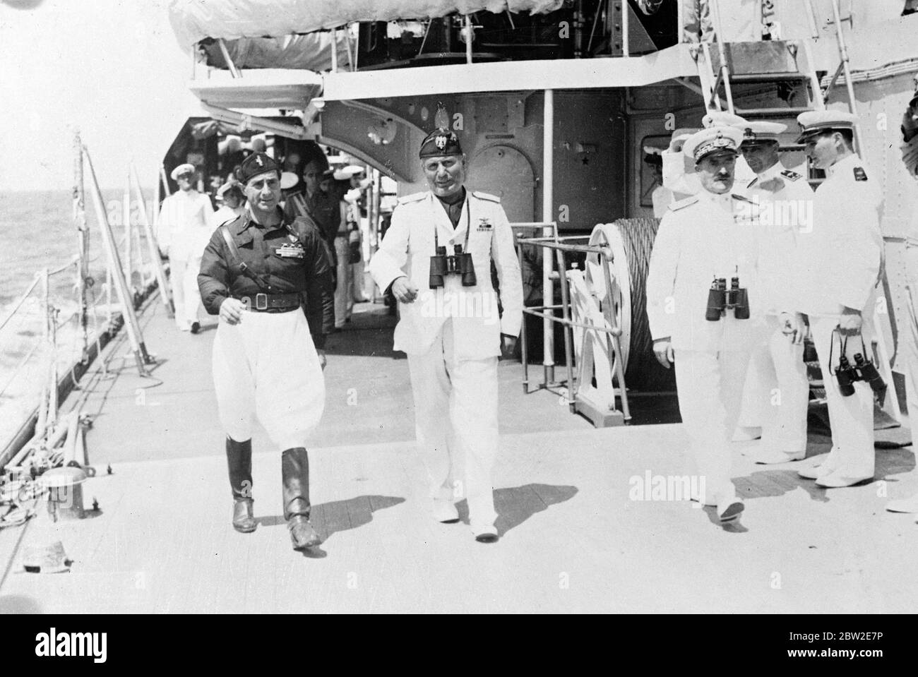 Signor Mussolini, Fernglas bereit, die das Deck des italienischen Kriegsschiffs Pala, als er besuchte die großen kombinierten Manöver der italienischen Streitkräfte in Sizilien. Bis 23. August 1937 Stockfoto