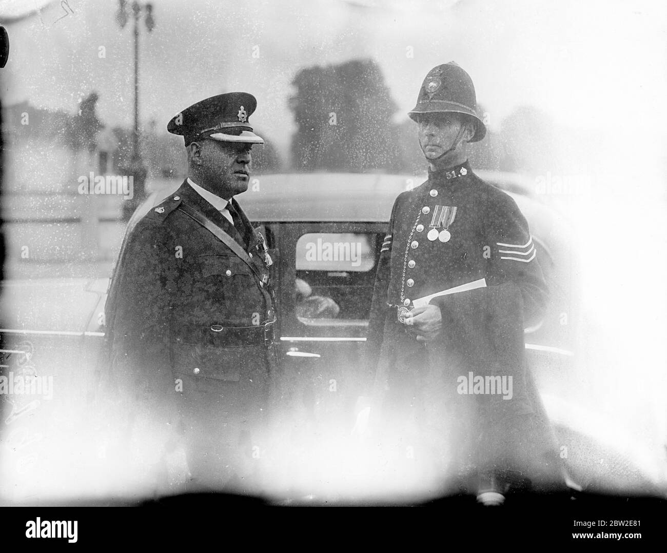 Superintendent Curry und Sgt backshall verlassen den Buckingham Palace. Die beiden Polizisten waren verantwortlich für die Fort Belvedere Bereich während der Tage der Anwendung, die vom König am Buckingham Palace geehrt wurden. Sie wurden mit dem Royal Victorian Order 23 Juli 1937 investiert Stockfoto