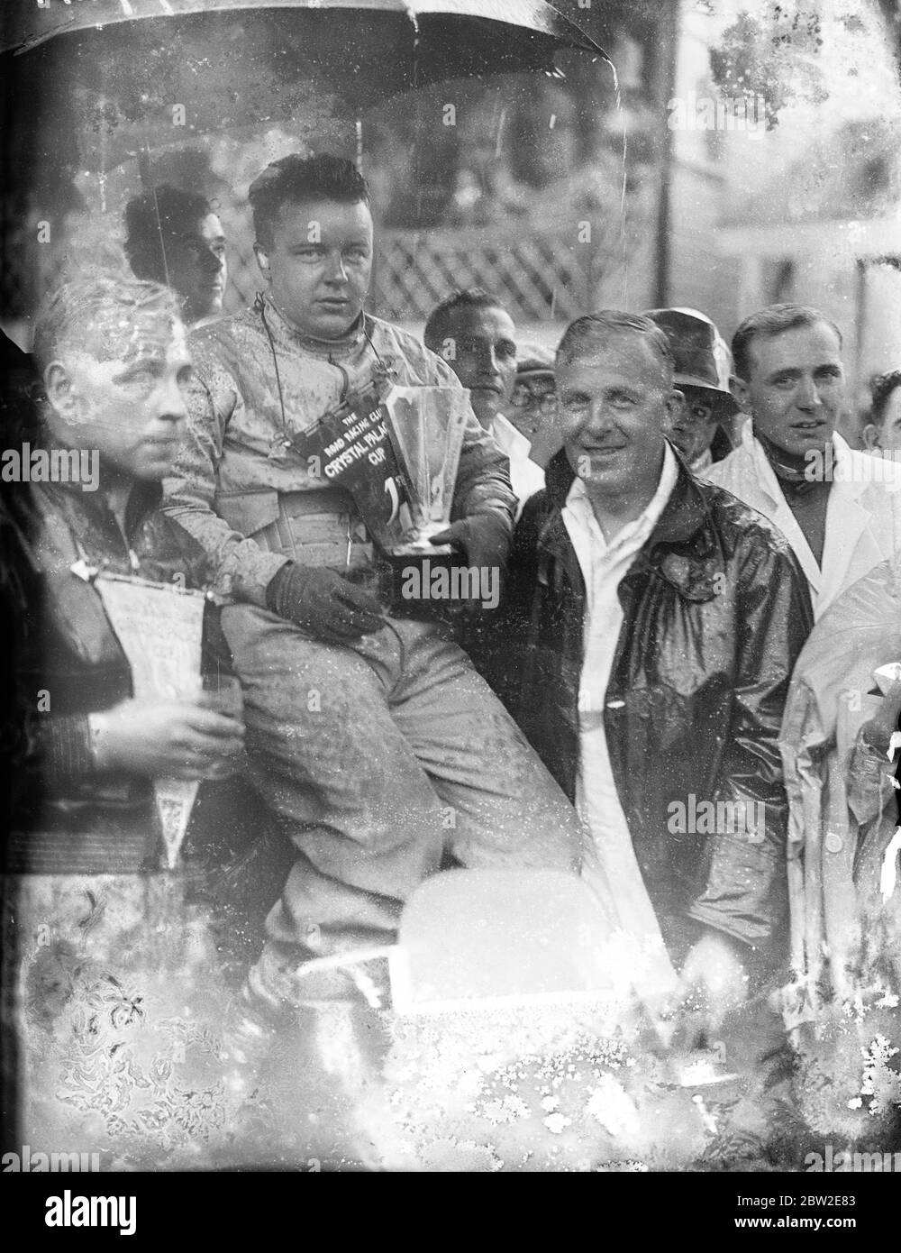 H.L Hadley (Austin) gewann das 15 Runden (30 Meilen) Auto-Event auf der Crystal Palace Road Racing Circuit, wo ein kombiniertes Treffen für Autos, Motorräder und Pedalräder stattfand. Ihre schlechten Wetterbedingungen testeten Fahrer. Bis 14. August 1937. Stockfoto