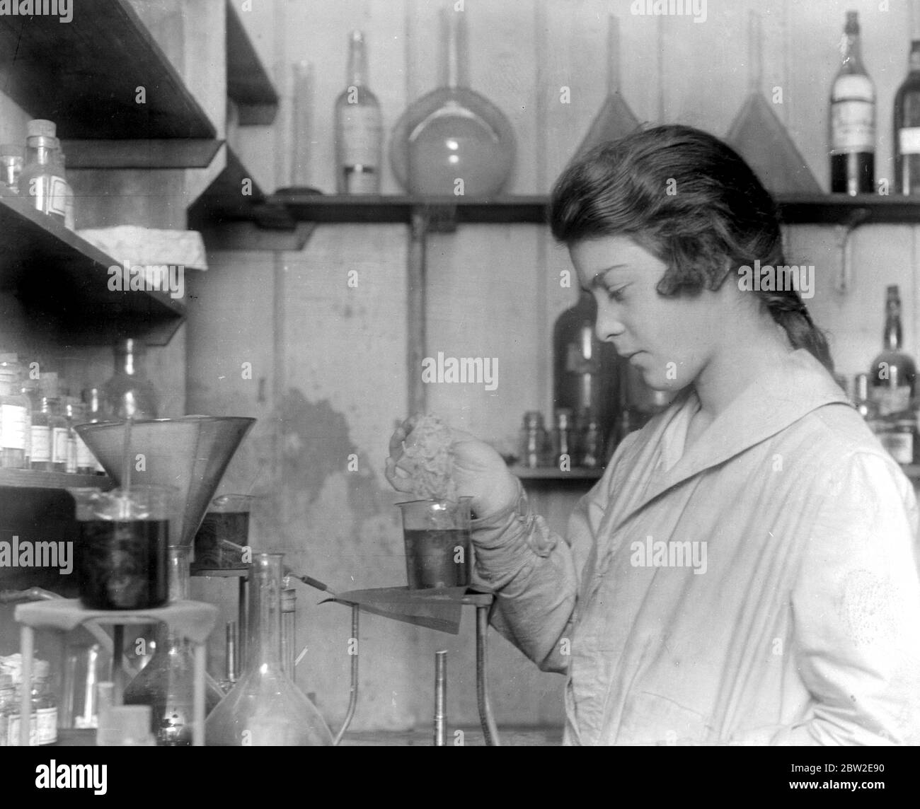 Erfassung des deutschen Farbstoffhandels (London Dye Manufacturing Co). Farbstoff auf Wolle im Labor testen. 1920 Stockfoto